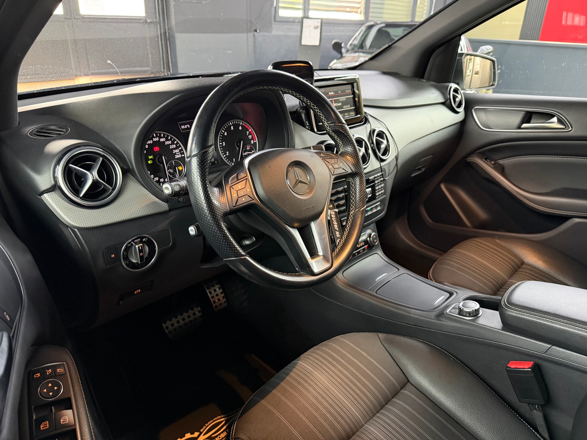 MERCEDES-BENZ B 200 7G-DCT-image-8