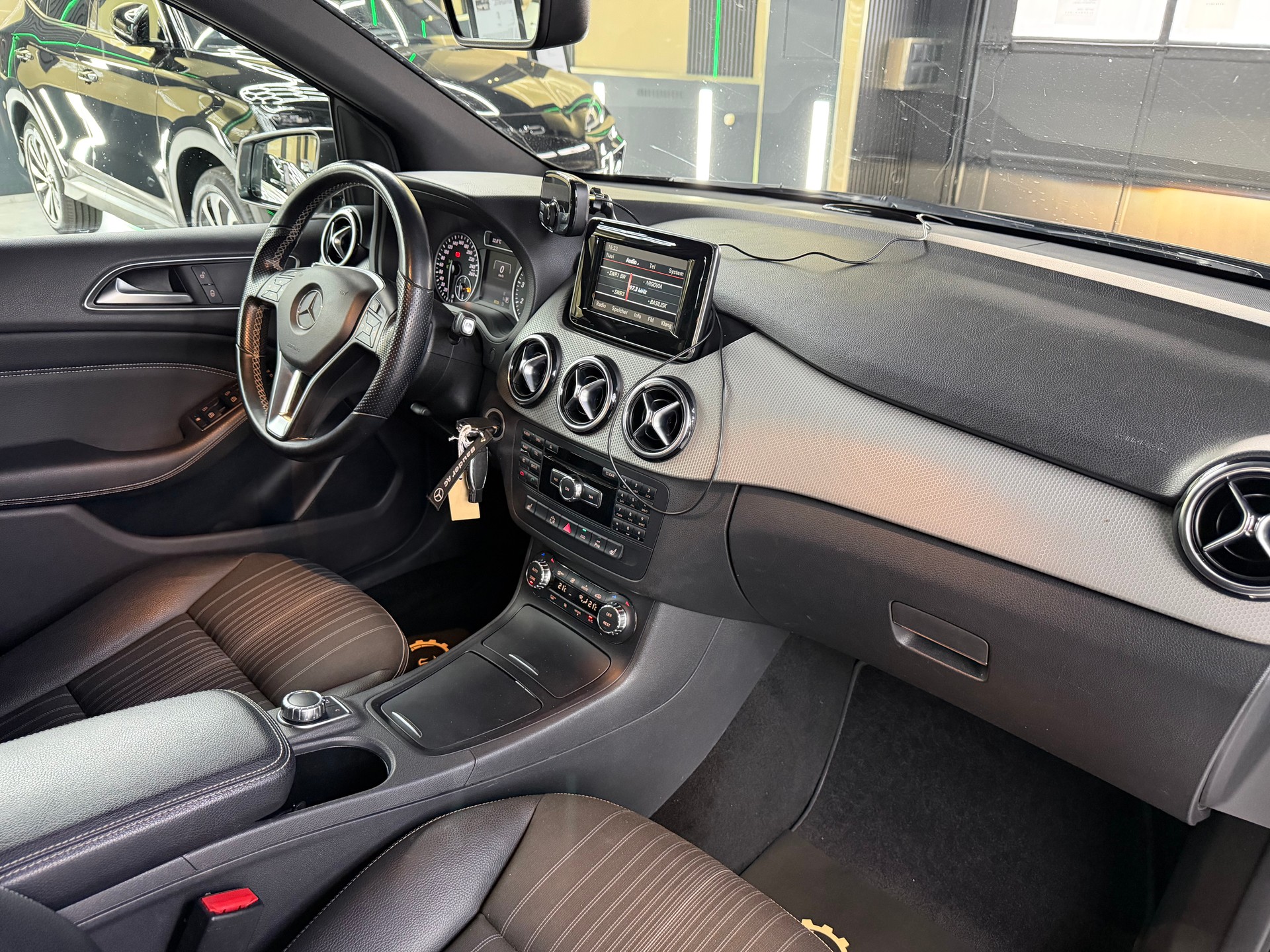 MERCEDES-BENZ B 200 7G-DCT-image-10