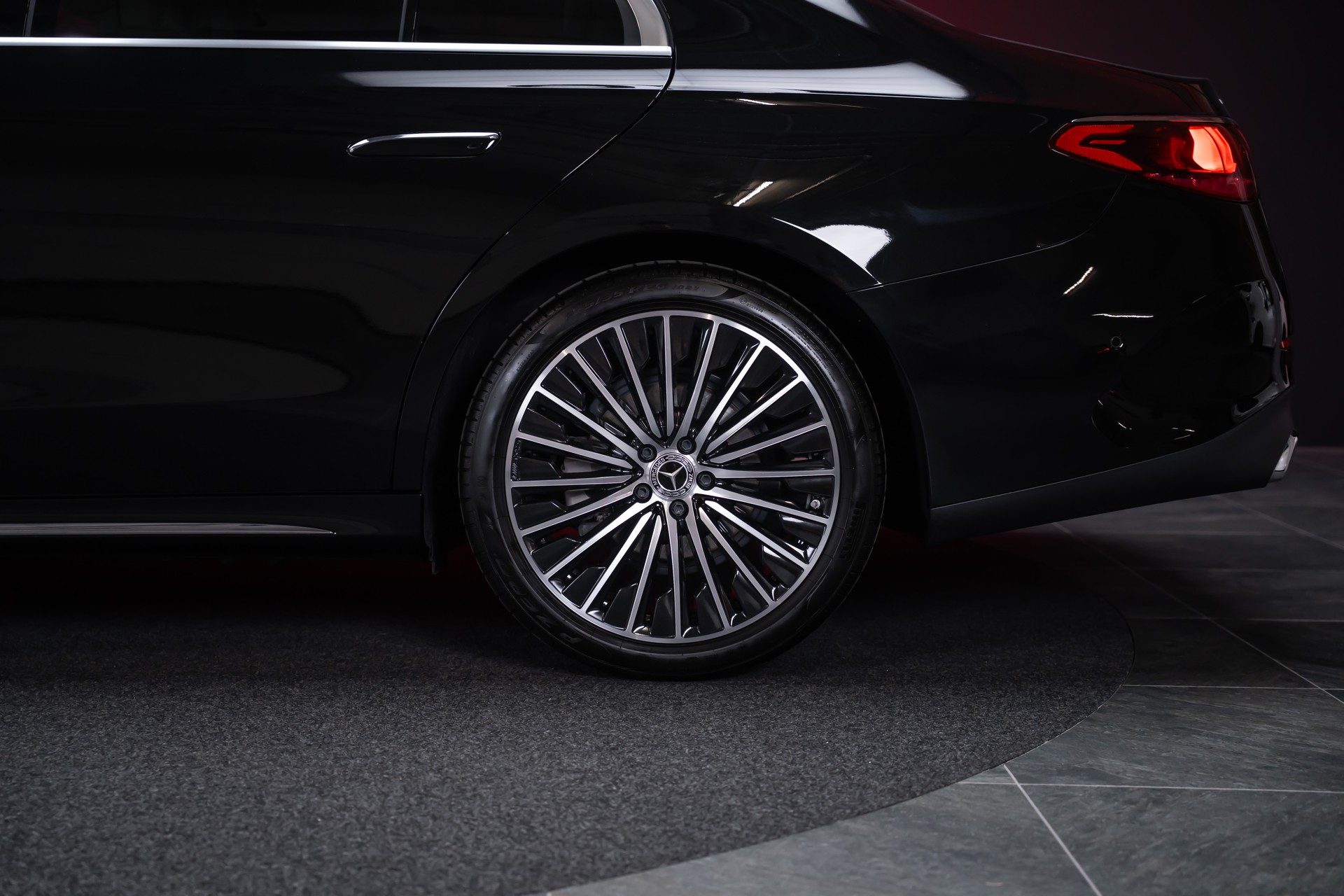 MERCEDES-BENZ E 220 d AMG Line / Hyperscreen / 360°Kamera / Burmester-image-41