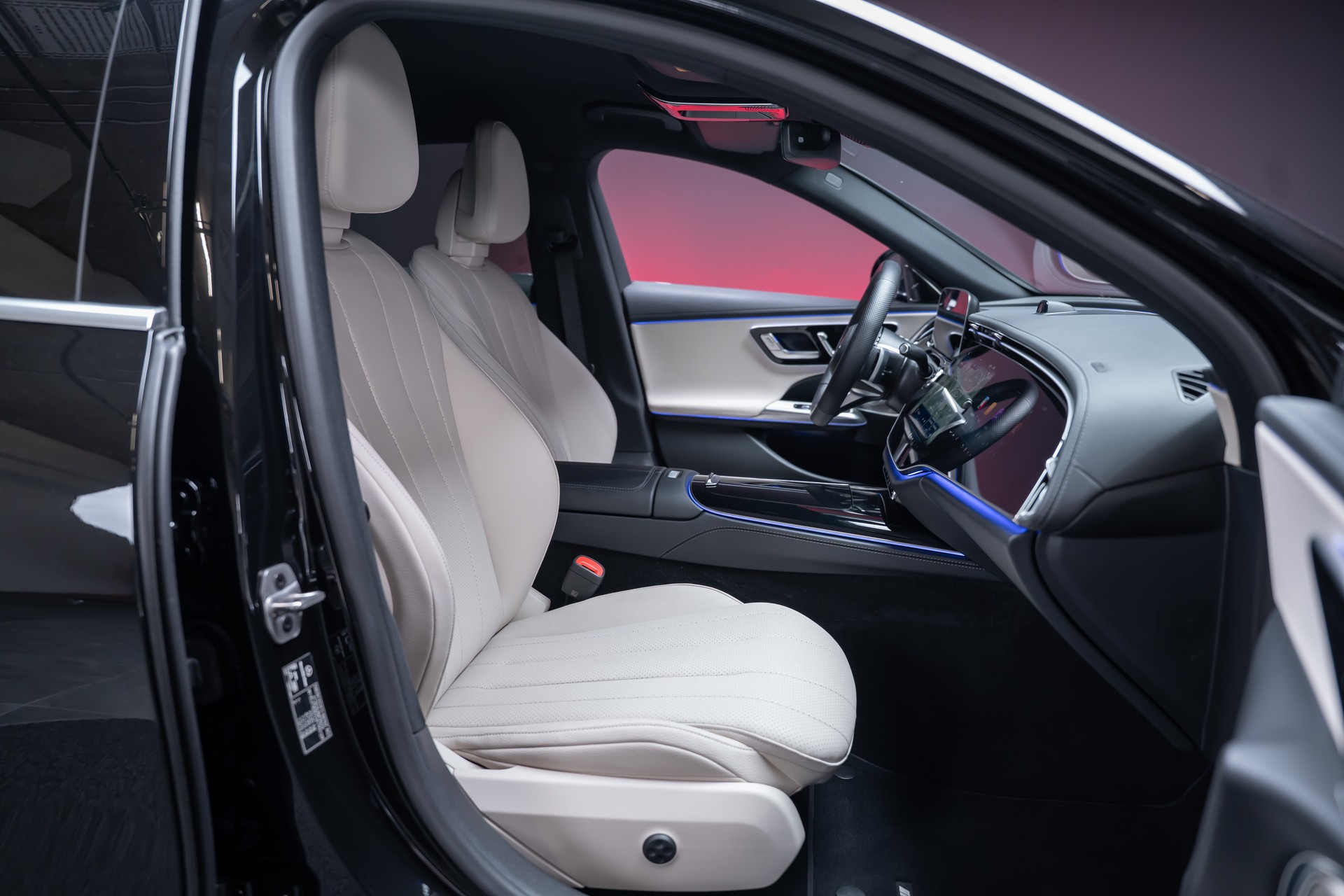MERCEDES-BENZ E 220 d AMG Line / Hyperscreen / 360°Kamera / Burmester-image-24