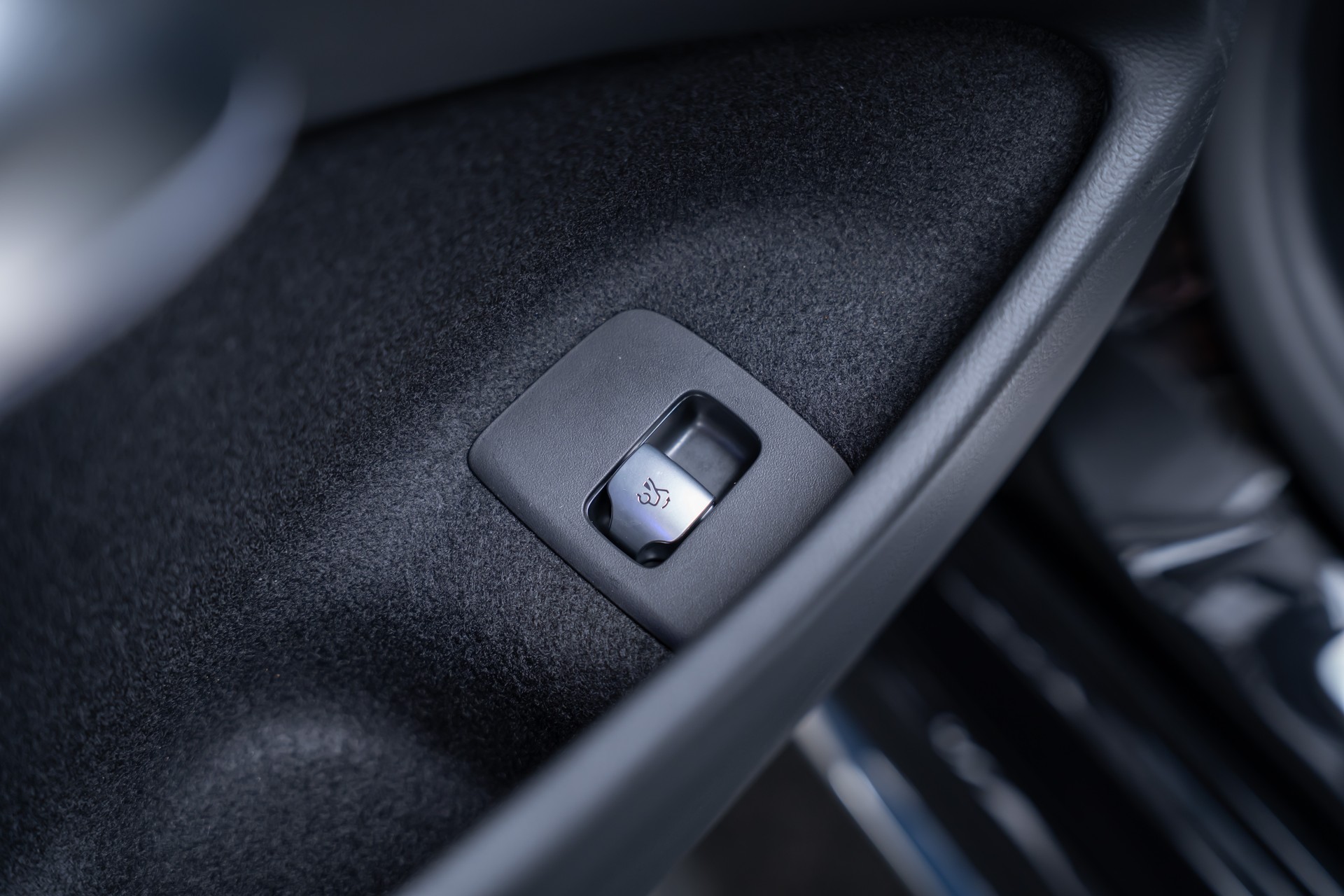 MERCEDES-BENZ E 220 d AMG Line / Hyperscreen / 360°Kamera / Burmester-image-18