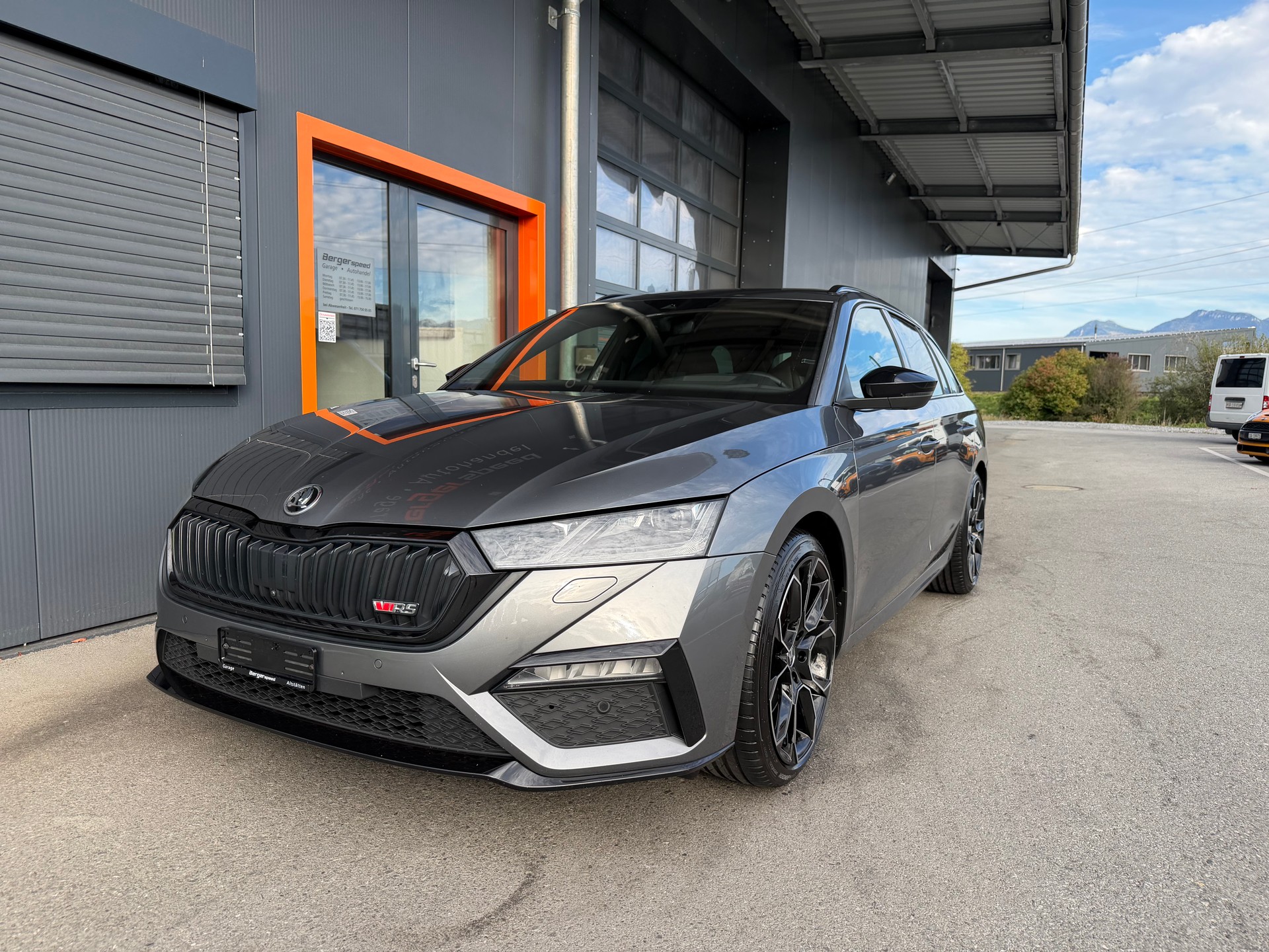 SKODA Octavia Combi 2.0 TSI DSG RS-image-1