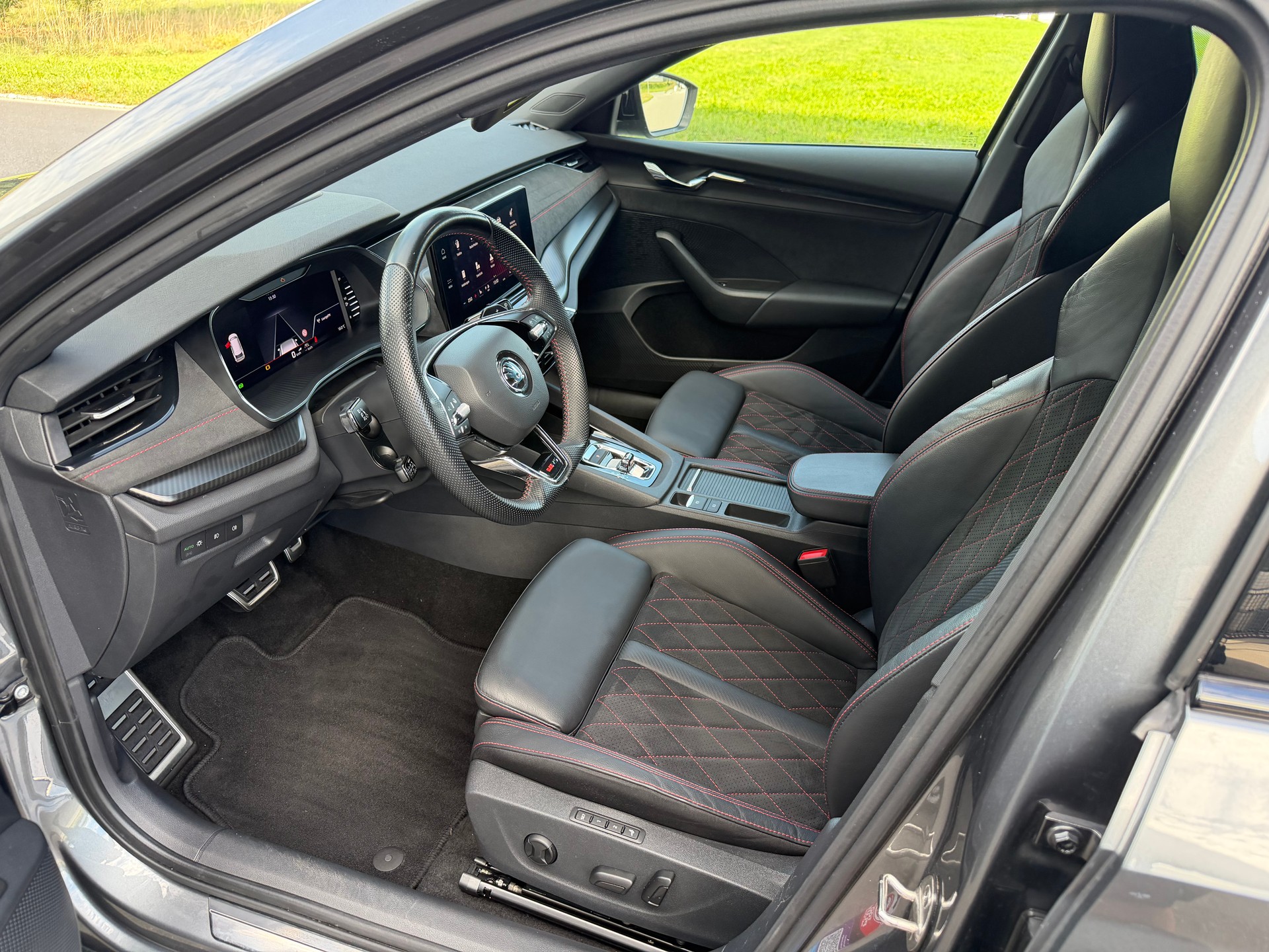 SKODA Octavia Combi 2.0 TSI DSG RS-image-10