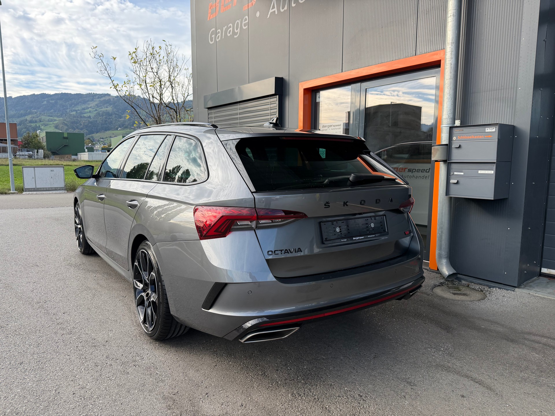 SKODA Octavia Combi 2.0 TSI DSG RS-image-3