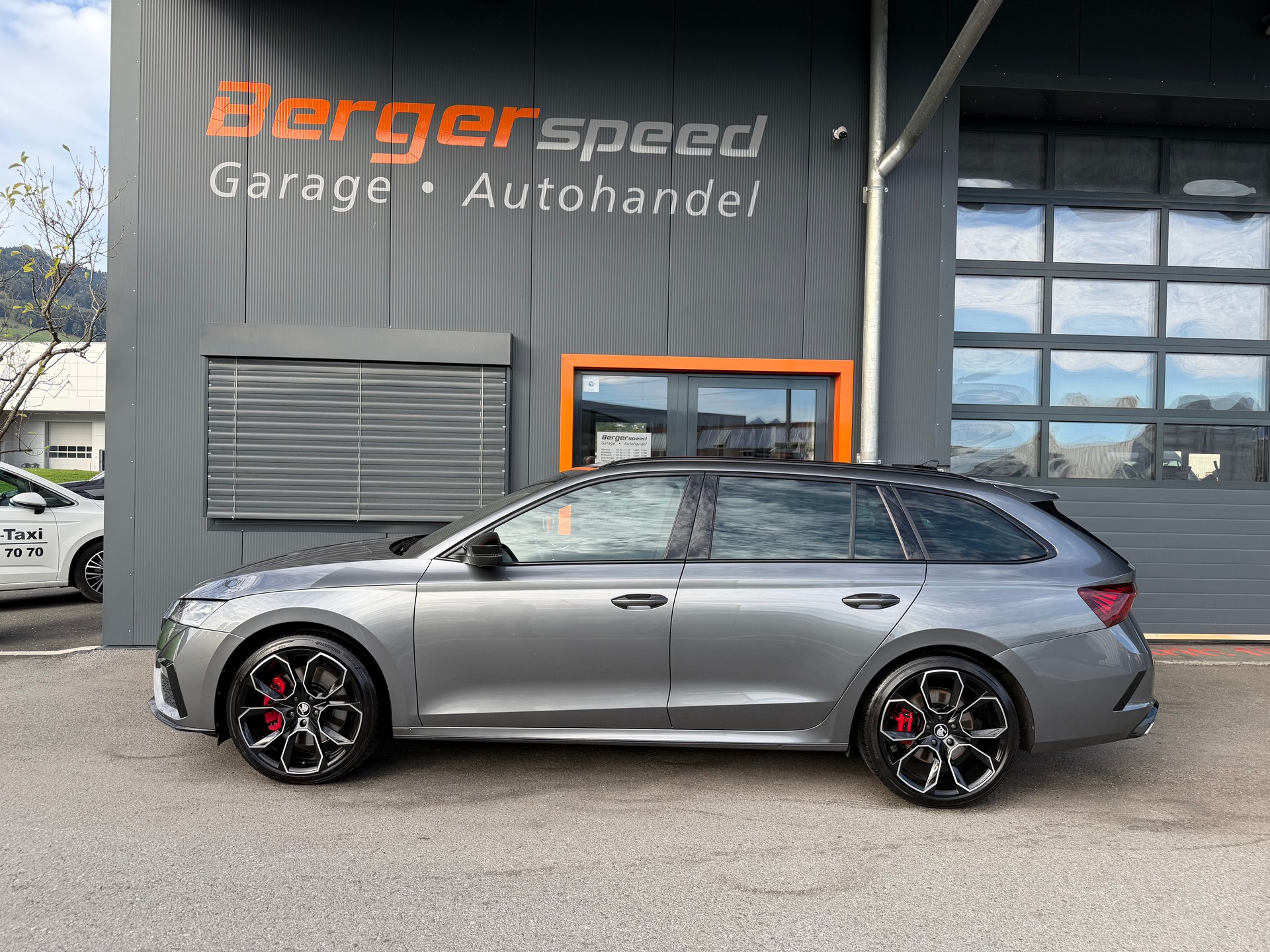 SKODA Octavia Combi 2.0 TSI DSG RS-image-6