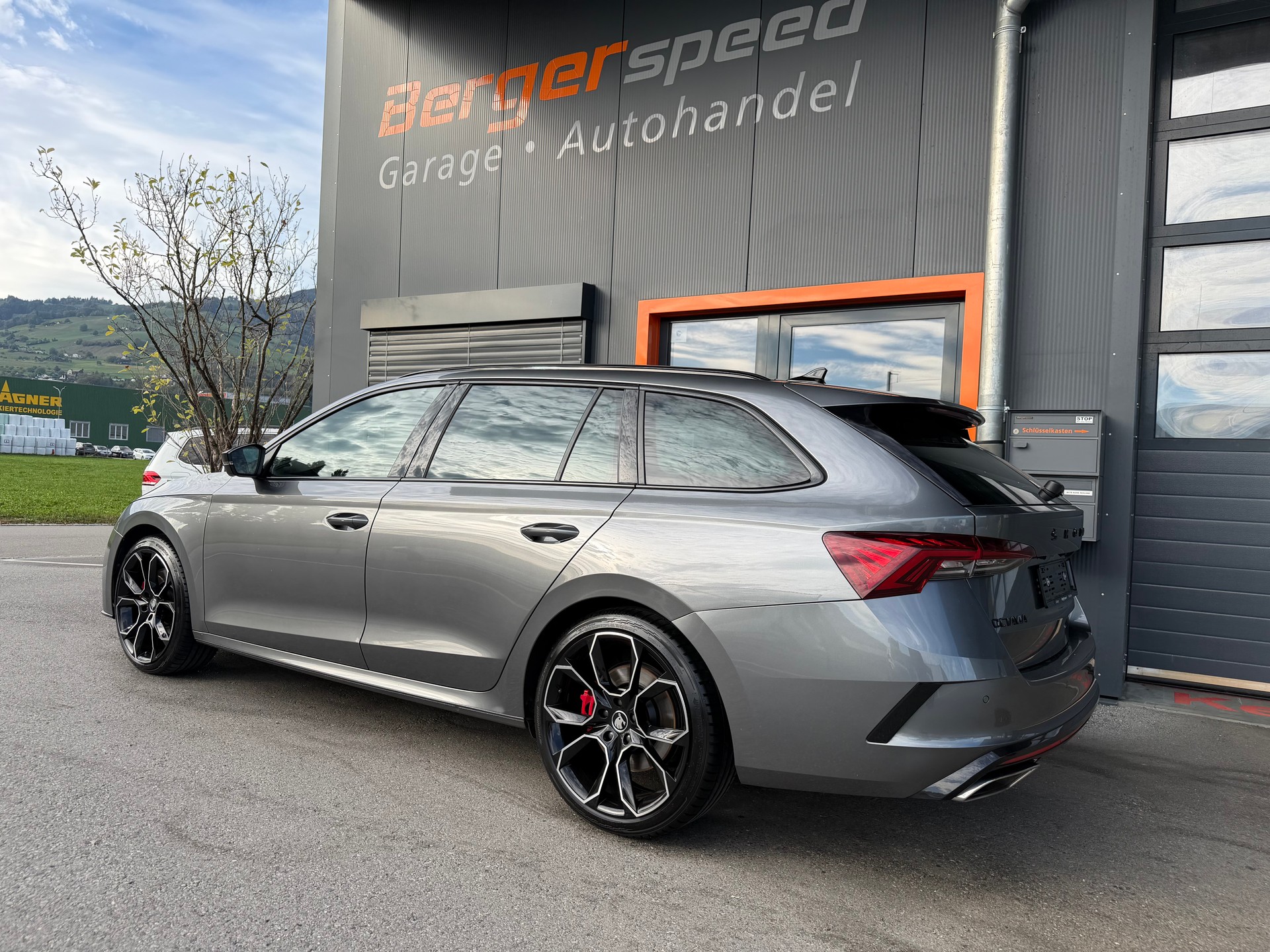 SKODA Octavia Combi 2.0 TSI DSG RS-image-4