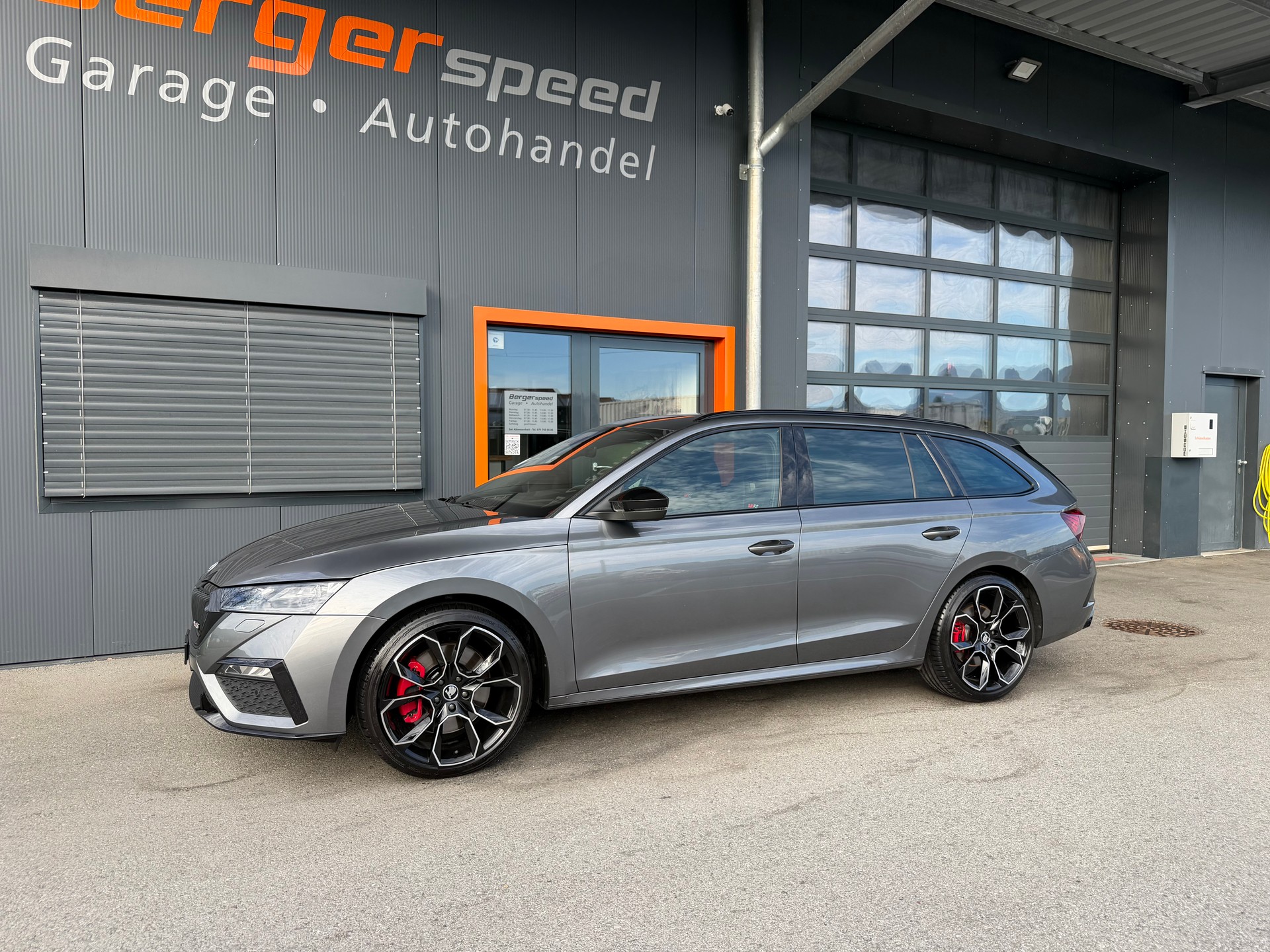 SKODA Octavia Combi 2.0 TSI DSG RS-image-2