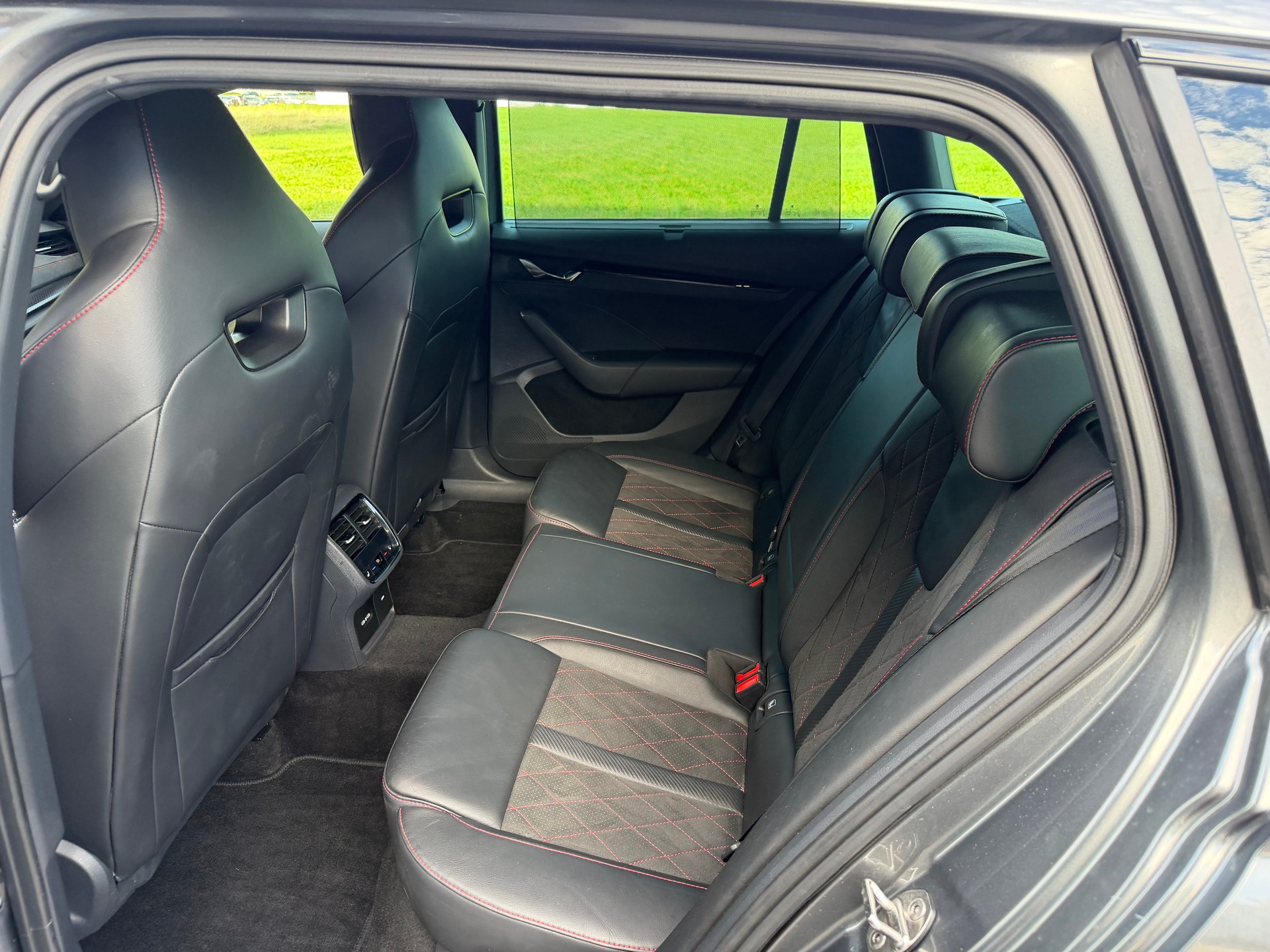 SKODA Octavia Combi 2.0 TSI DSG RS-image-9