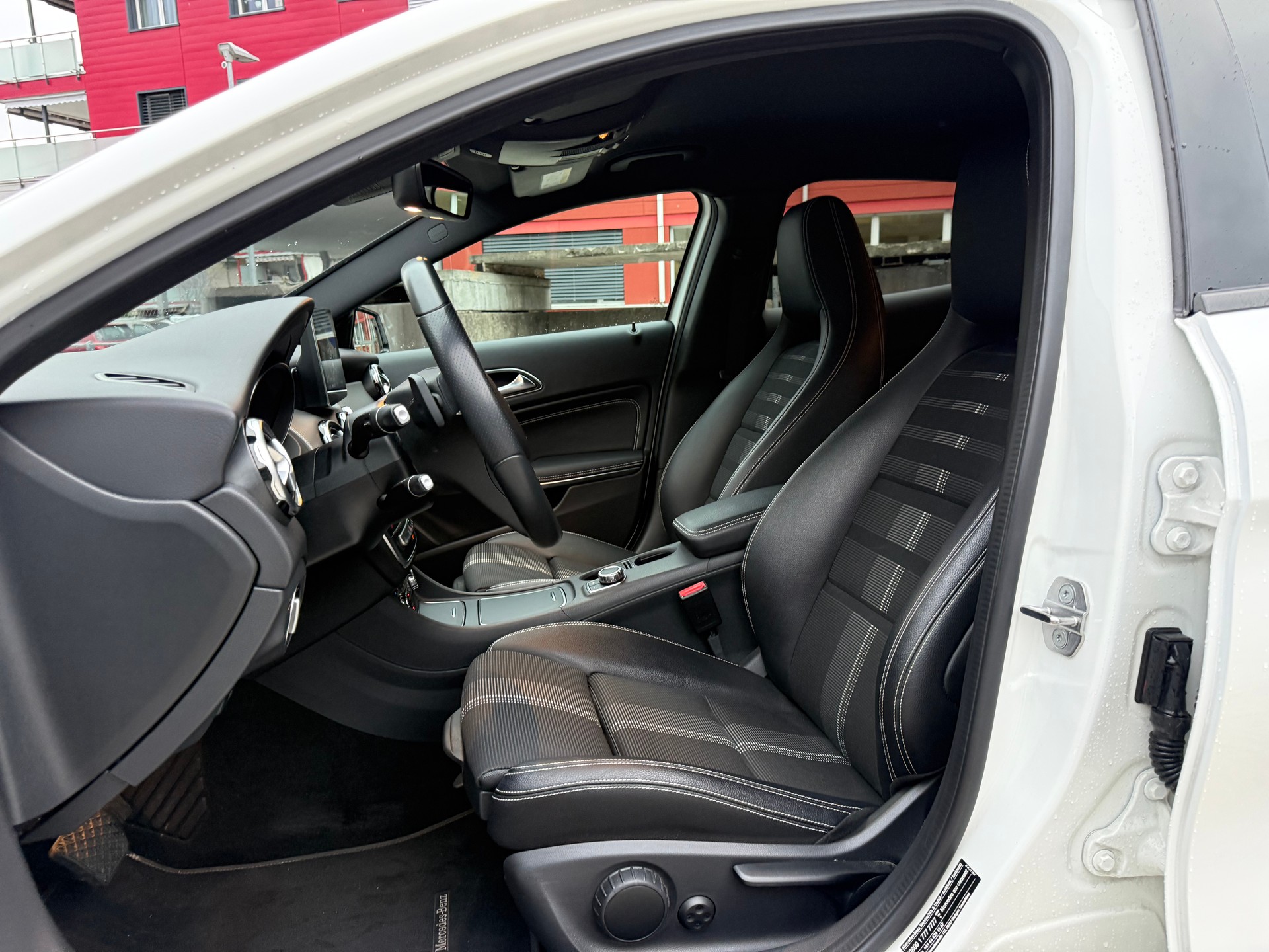 MERCEDES-BENZ GLA 200 Night Star 7G-DCT-image-8