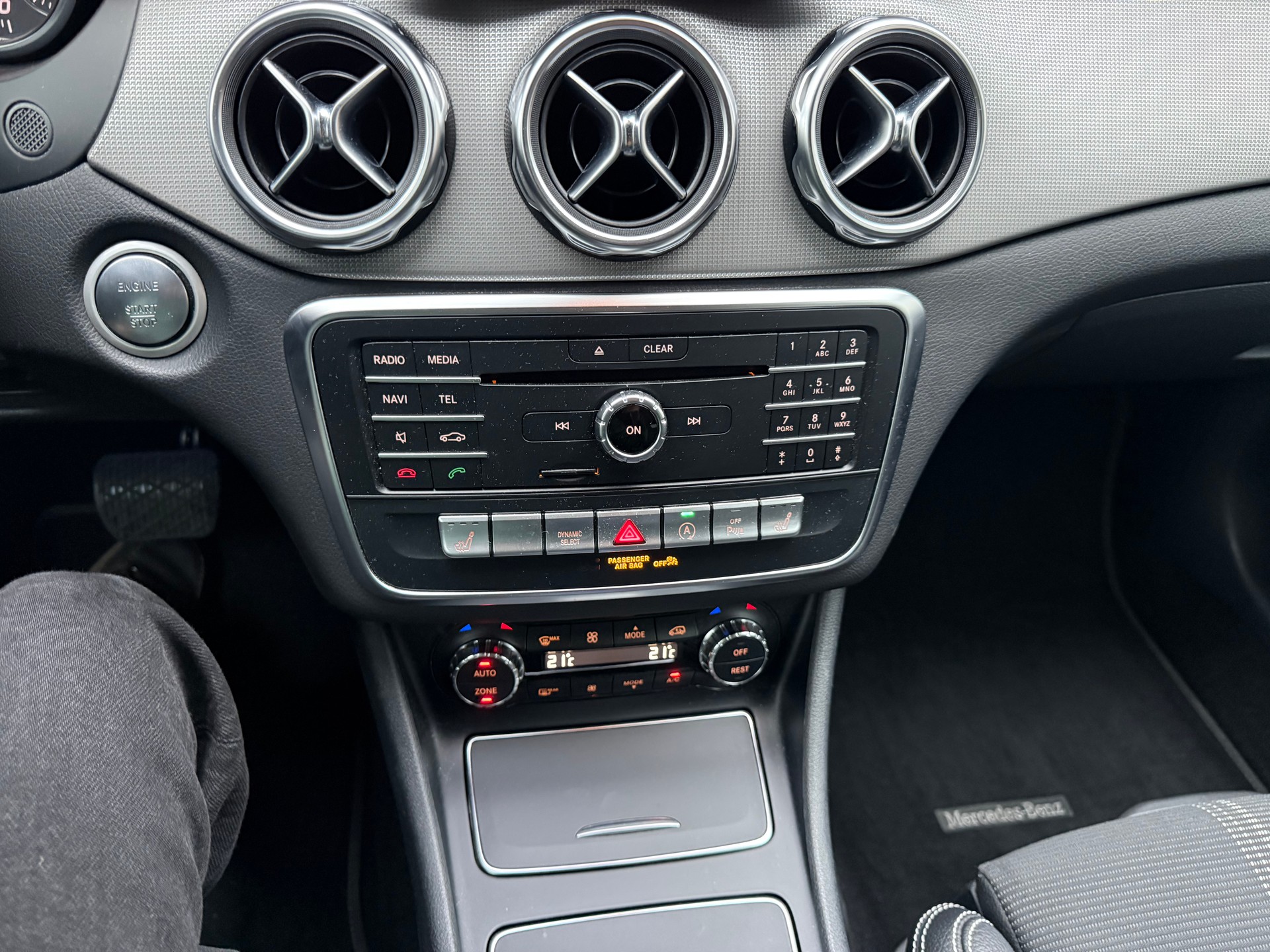 MERCEDES-BENZ GLA 200 Night Star 7G-DCT-image-11