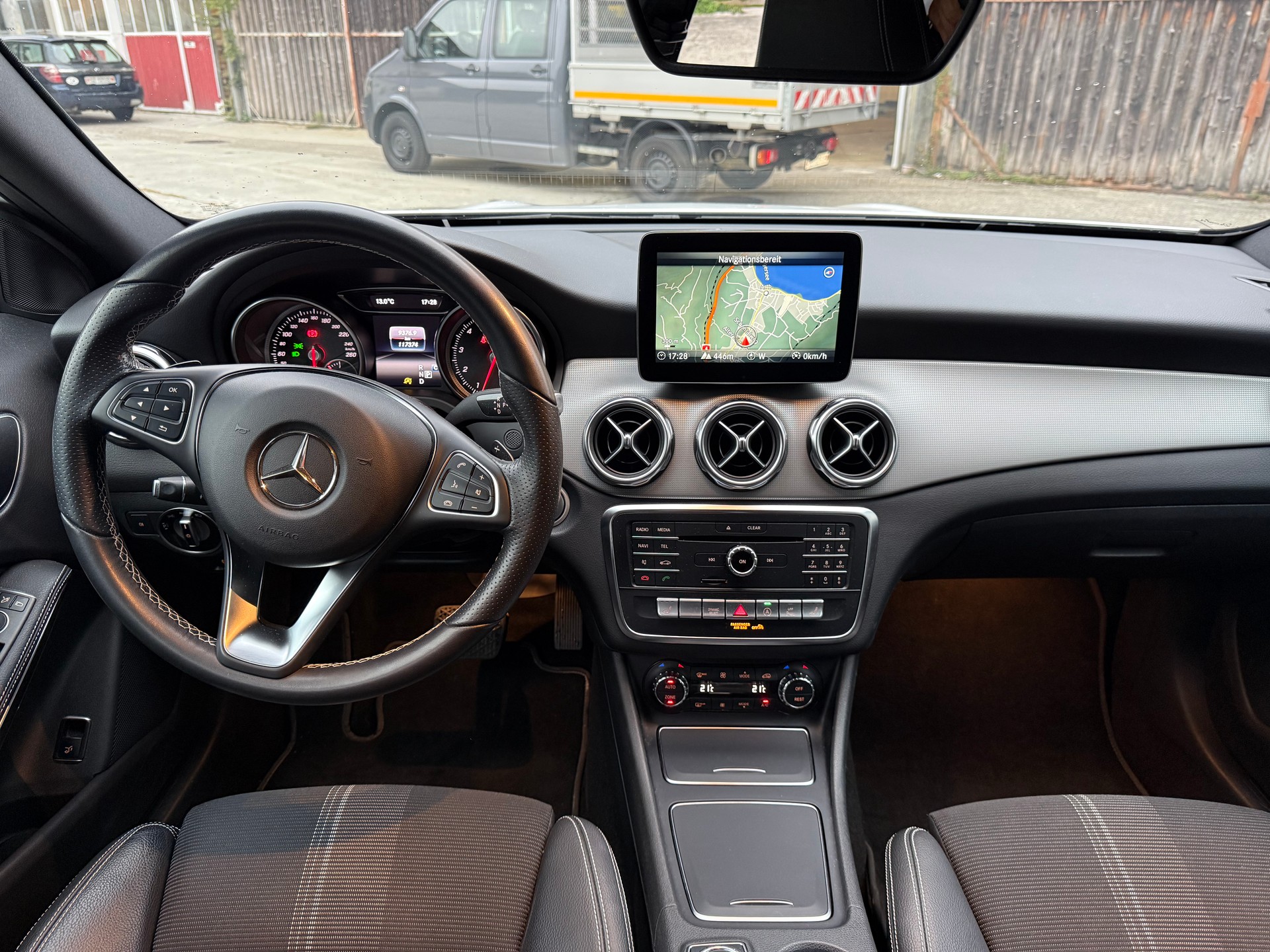 MERCEDES-BENZ GLA 200 Night Star 7G-DCT-image-10