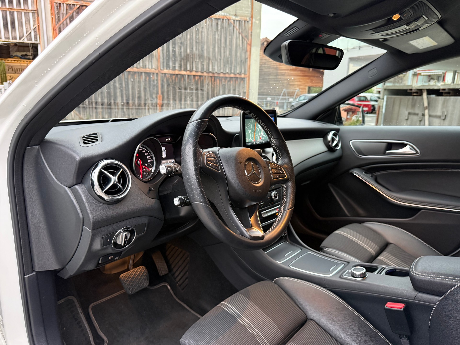 MERCEDES-BENZ GLA 200 Night Star 7G-DCT-image-9