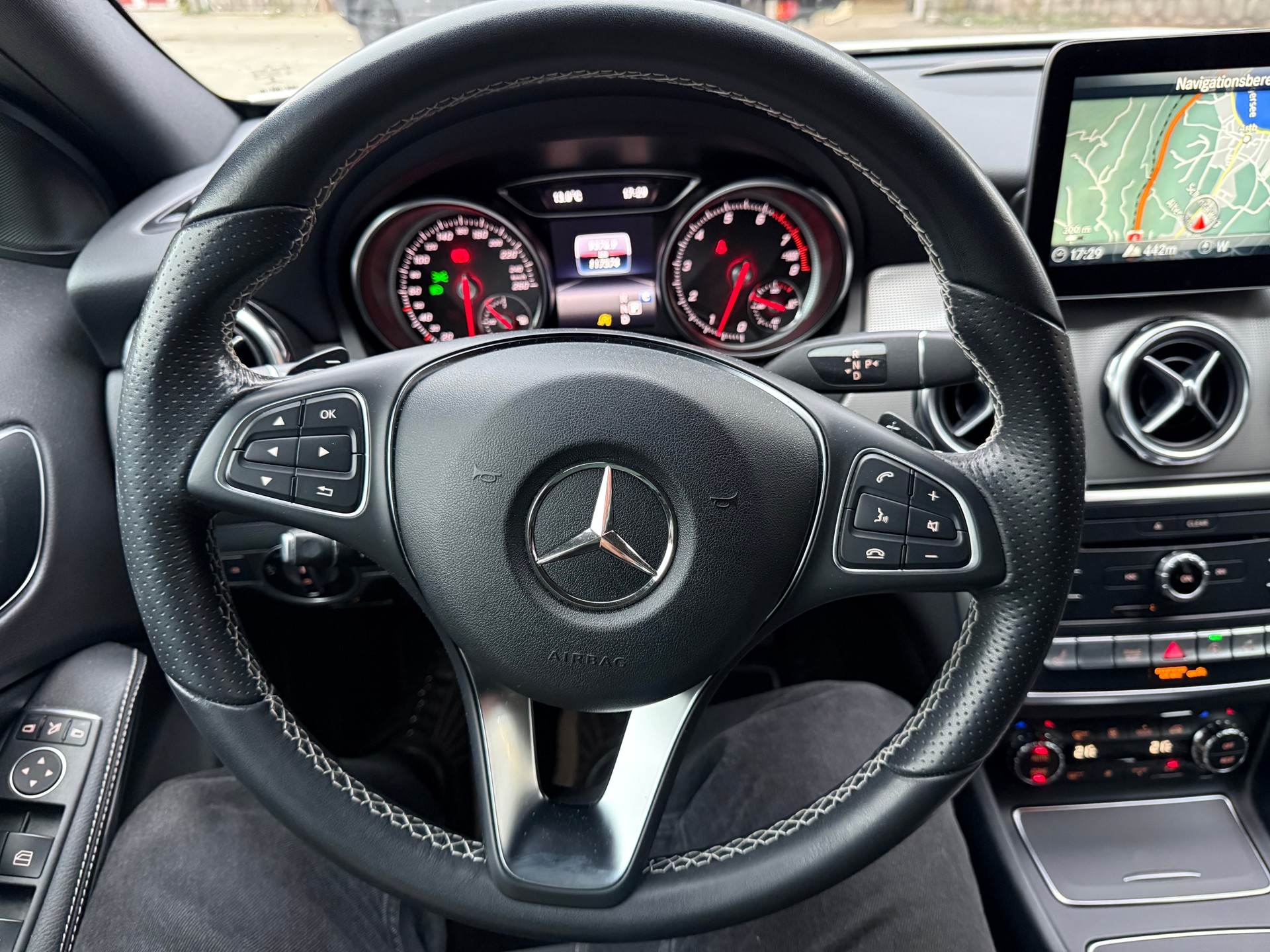 MERCEDES-BENZ GLA 200 Night Star 7G-DCT-image-13