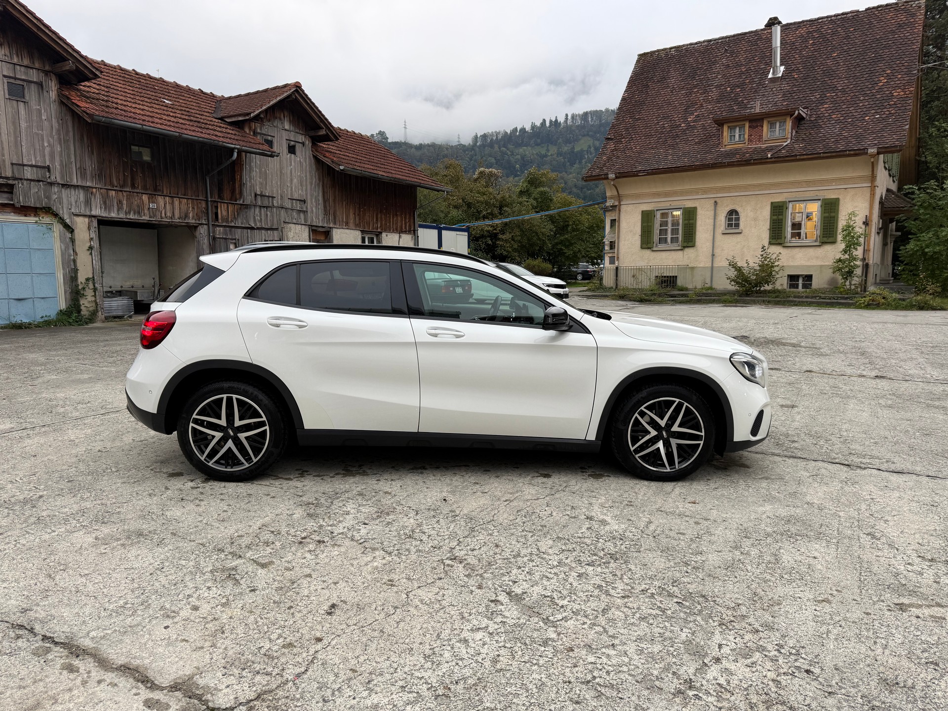 MERCEDES-BENZ GLA 200 Night Star 7G-DCT-image-4