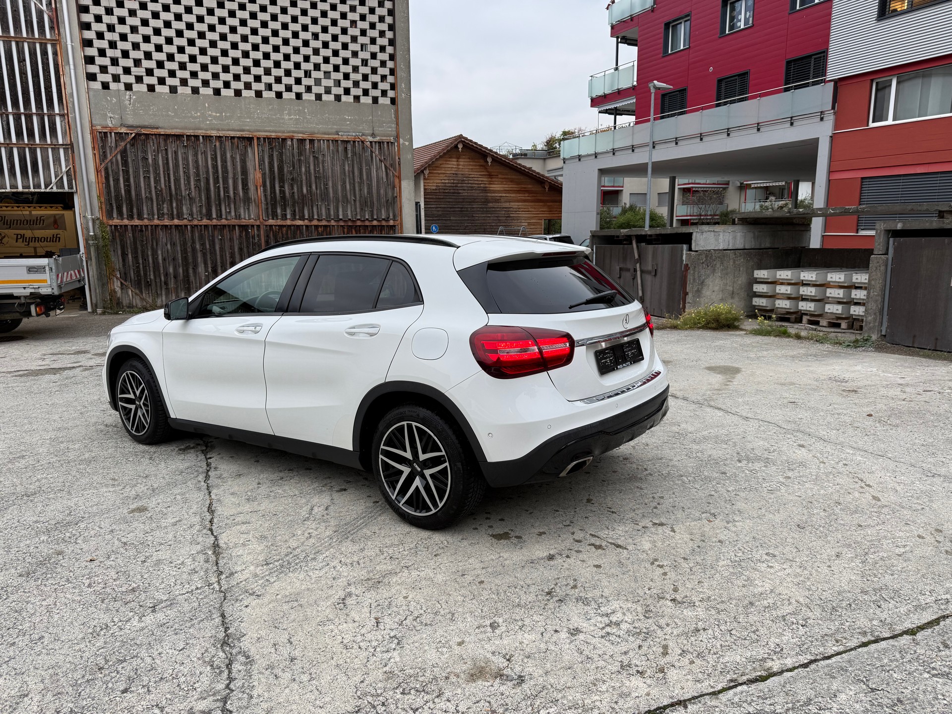 MERCEDES-BENZ GLA 200 Night Star 7G-DCT-showroom-element-2