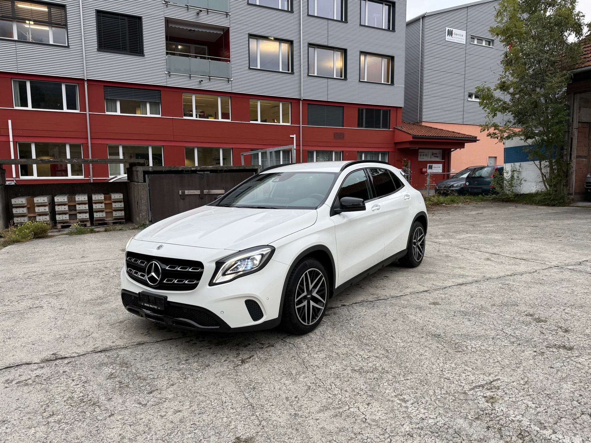 MERCEDES-BENZ GLA 200 Night Star 7G-DCT-showroom-element-1