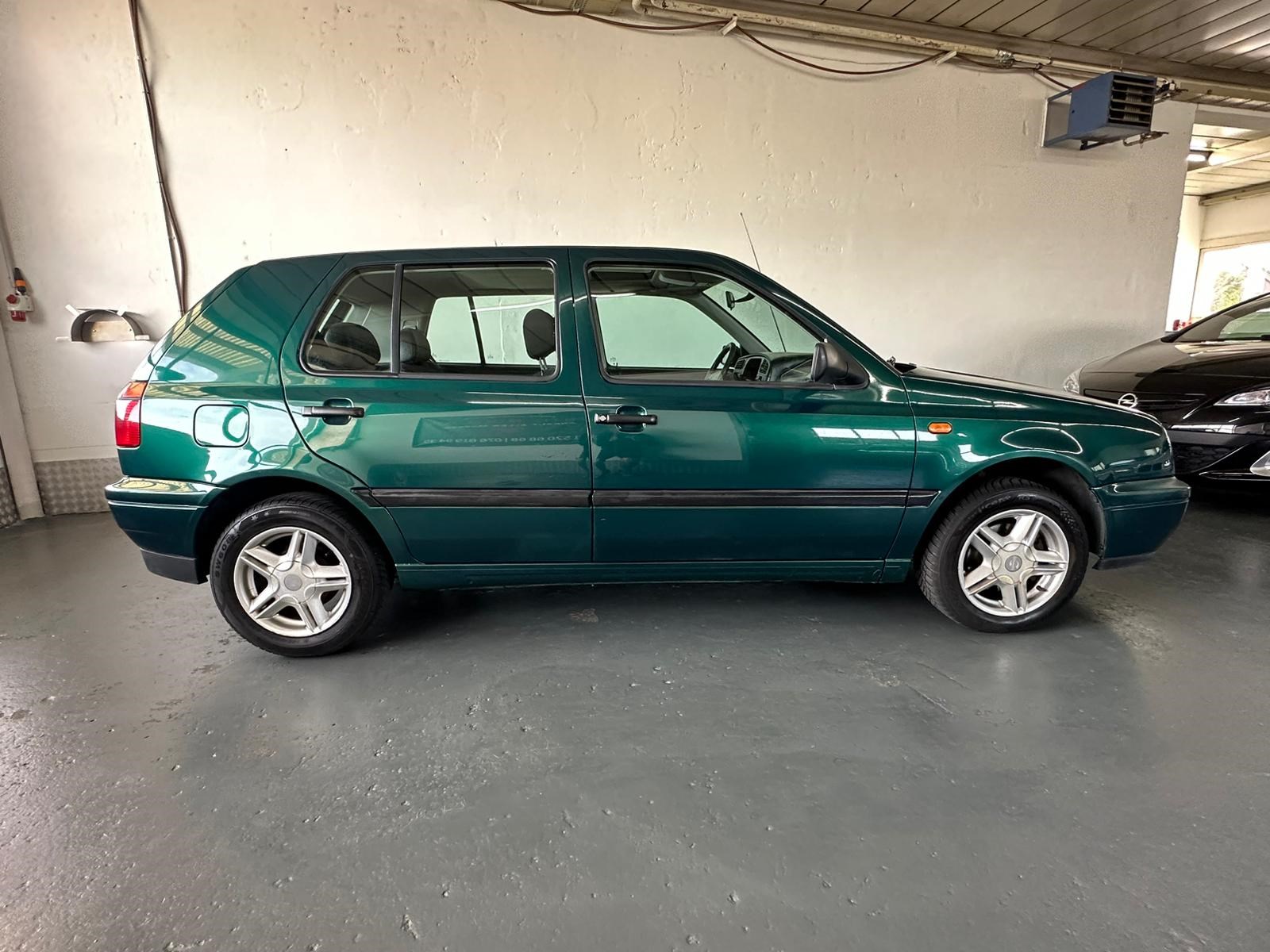 VW Golf 1900 TDI Swiss Line-image-5