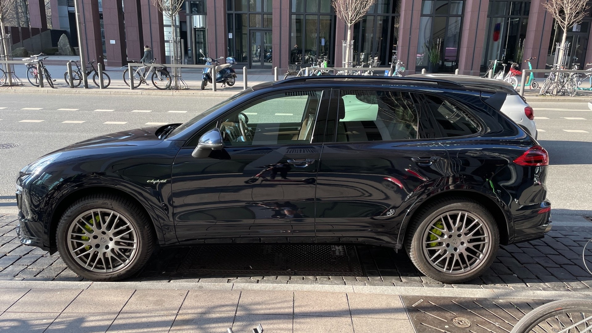 PORSCHE Cayenne S E-Hybrid-image-3