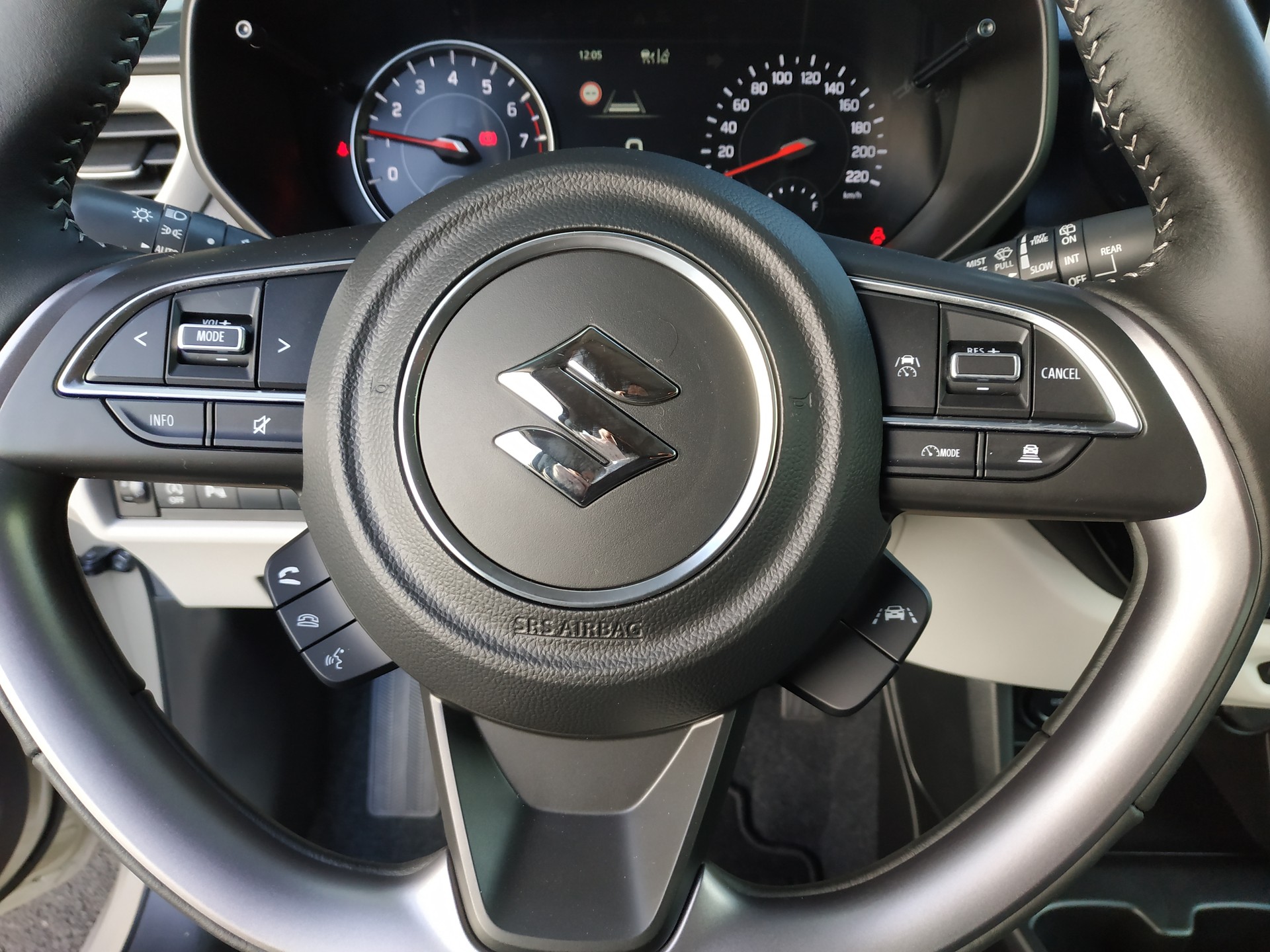 SUZUKI Swift 1.2 Compact Top Hybrid 4x4-image-14