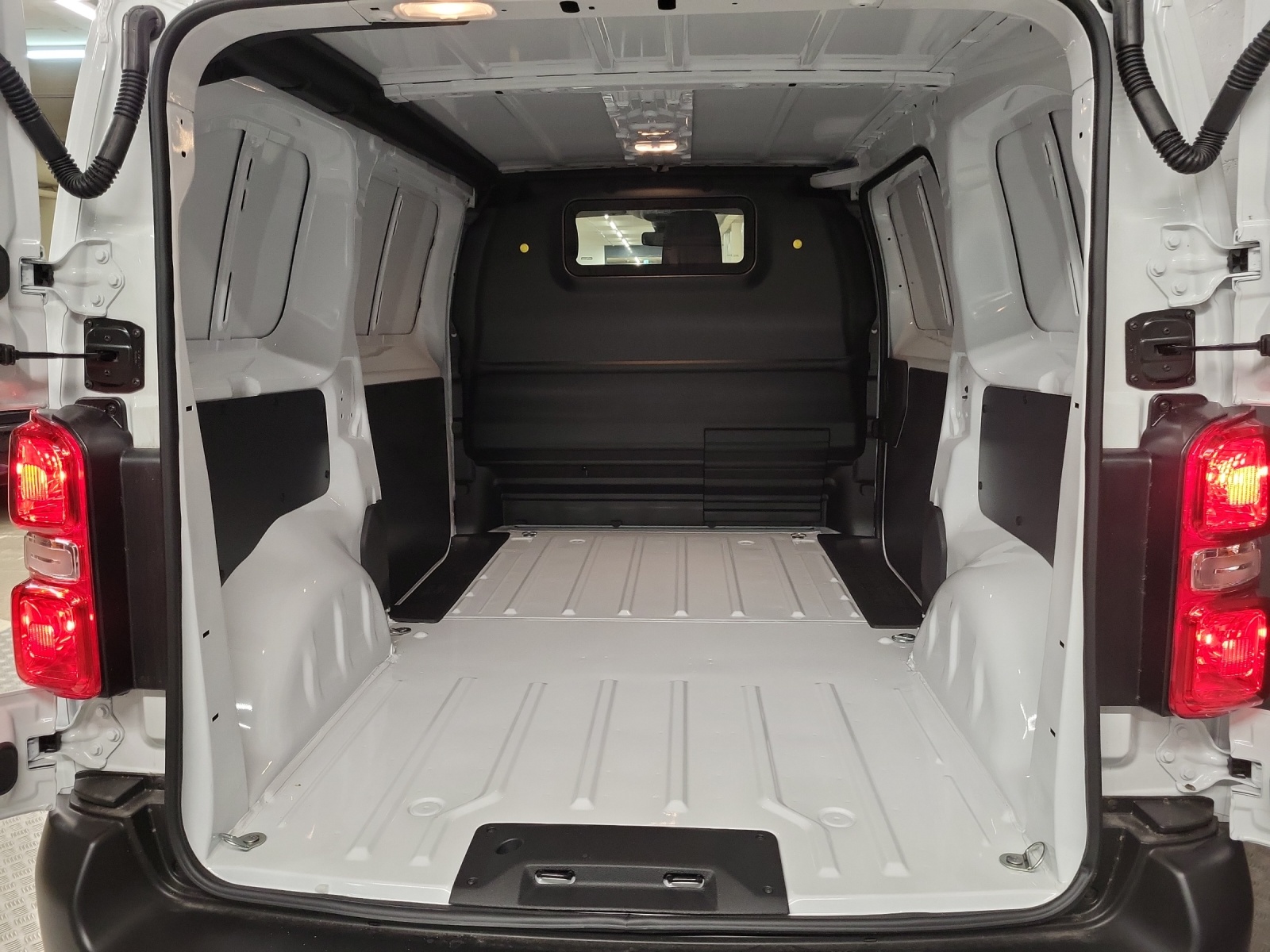 FIAT E-Scudo Kaw. L2 verglast 50 kWh Business Swiss Edition-image-10