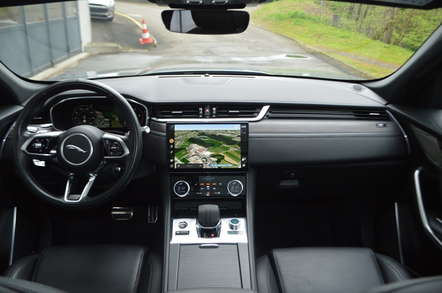 JAGUAR F-Pace 2.0 D200 R-Dynamic MHEV Black AWD I Anhängerkupplung-image-9