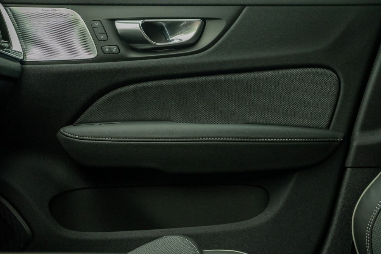 VOLVO V60 2.0 B4 Ultimate Dark-image-4