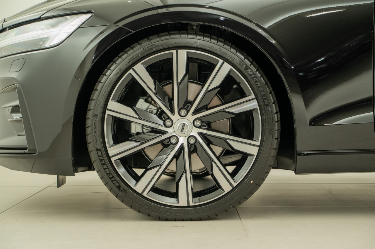 VOLVO V60 2.0 B4 Ultimate Dark-image-7