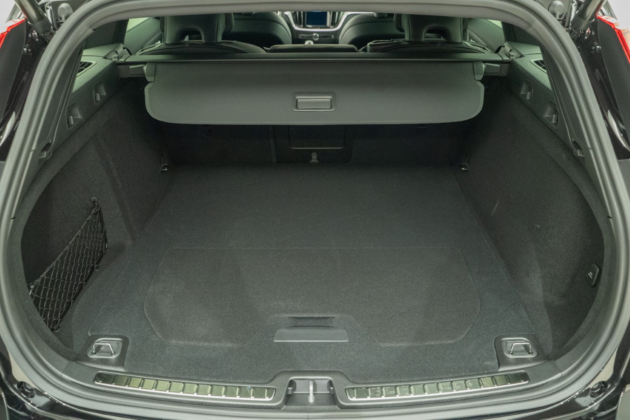 VOLVO V60 2.0 B4 Ultimate Dark-image-10