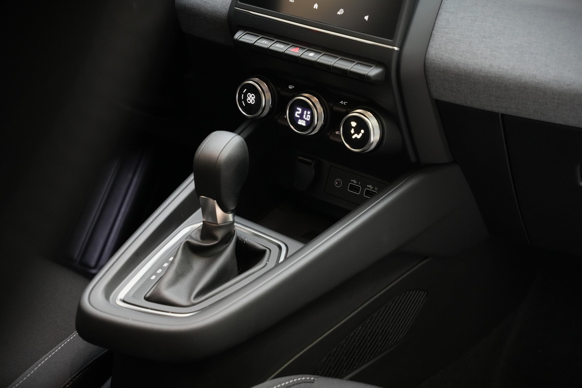MITSUBISHI Colt 1.6 HEV Invite-image-13