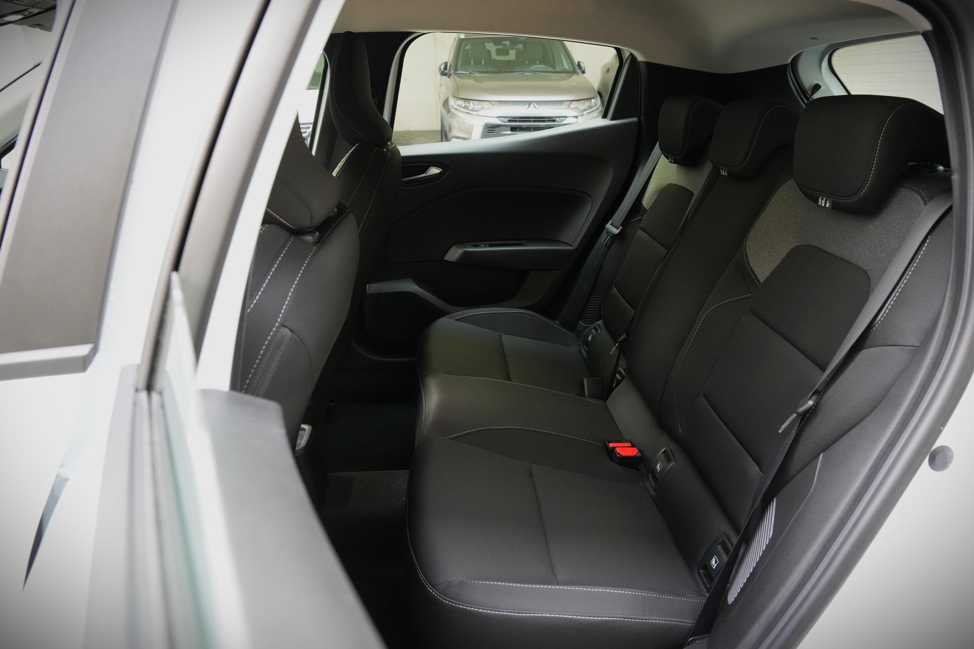 MITSUBISHI Colt 1.6 HEV Invite-image-6