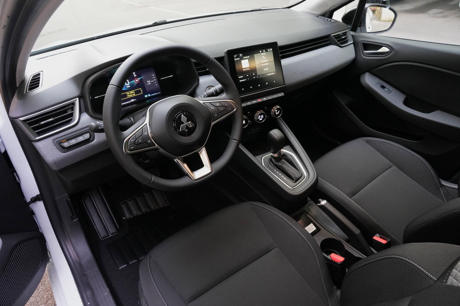 MITSUBISHI Colt 1.6 HEV Invite-image-5