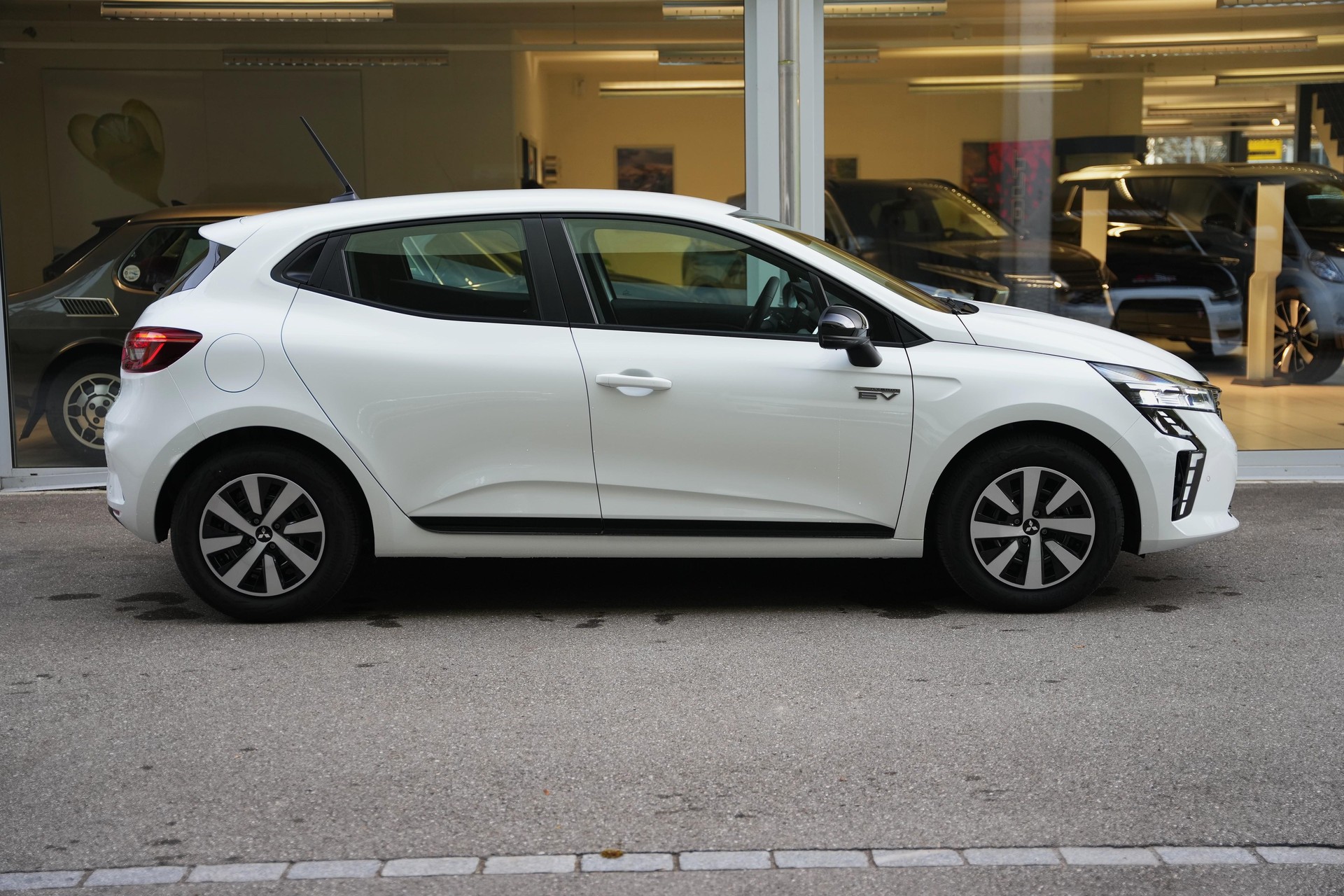 MITSUBISHI Colt 1.6 HEV Invite-image-2