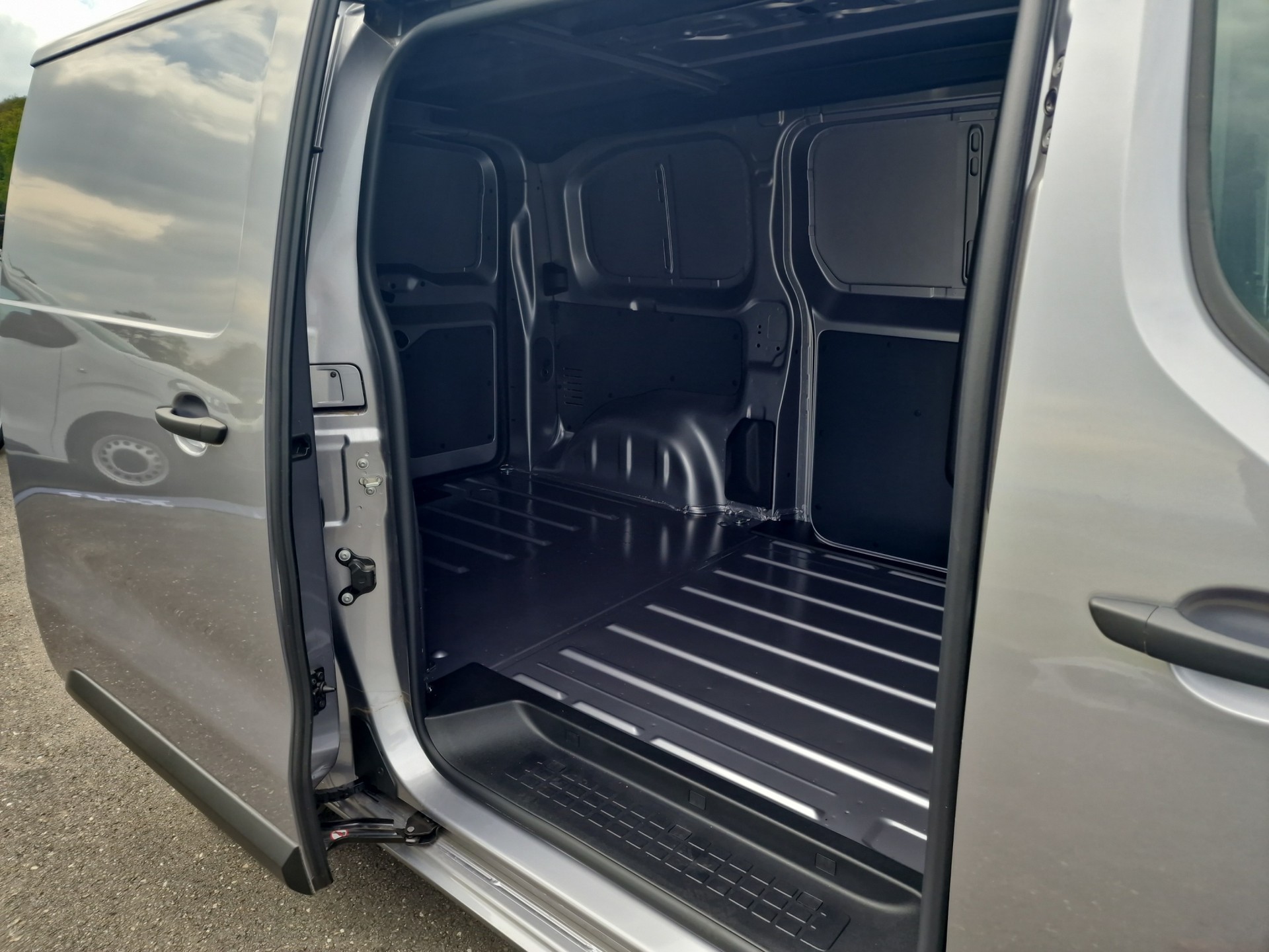 FIAT E-Scudo fourg. L2 75 kWh Swiss Edition-image-11