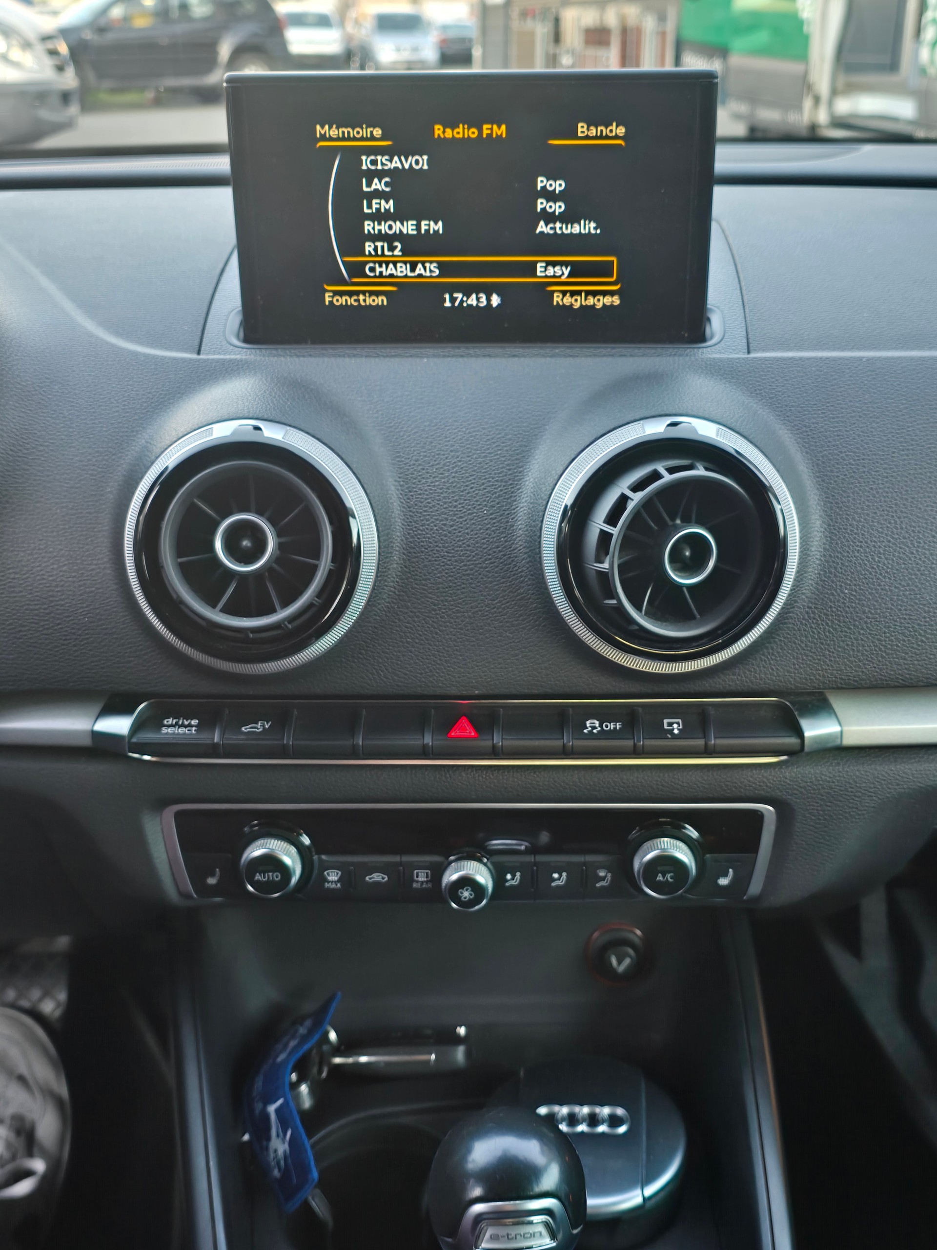 AUDI A3 Sportback 1.4 e-tron Ambition S-tronic-image-11