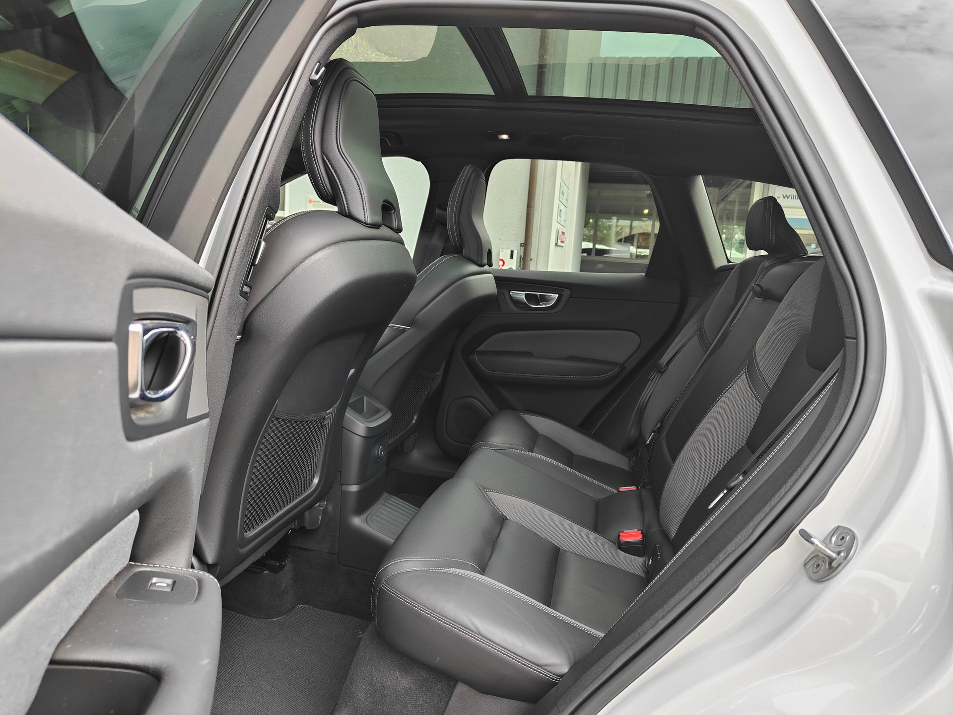 VOLVO XC60 2.0 T6 TE R-Design eAWD-image-17