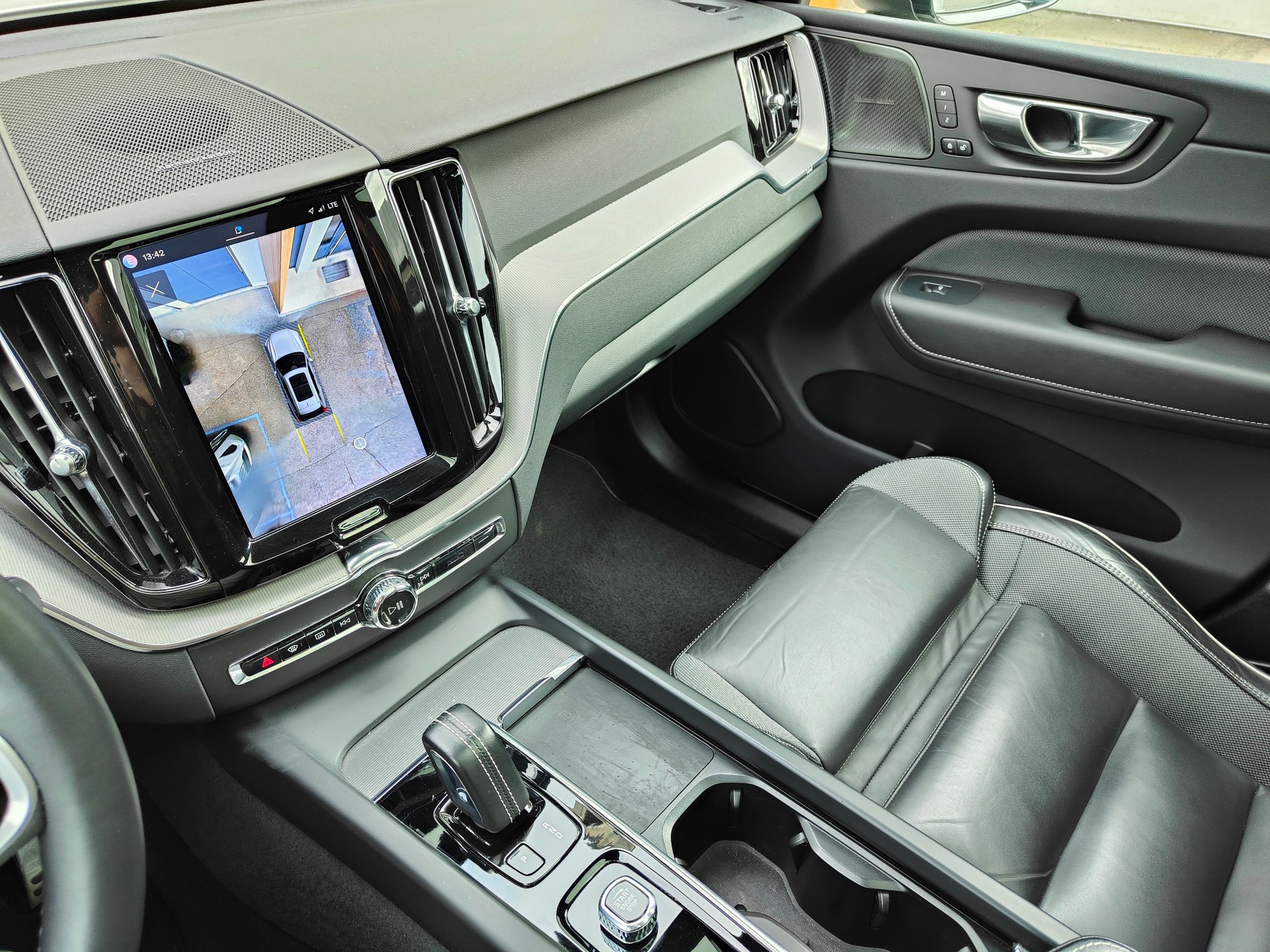 VOLVO XC60 2.0 T6 TE R-Design eAWD-image-15