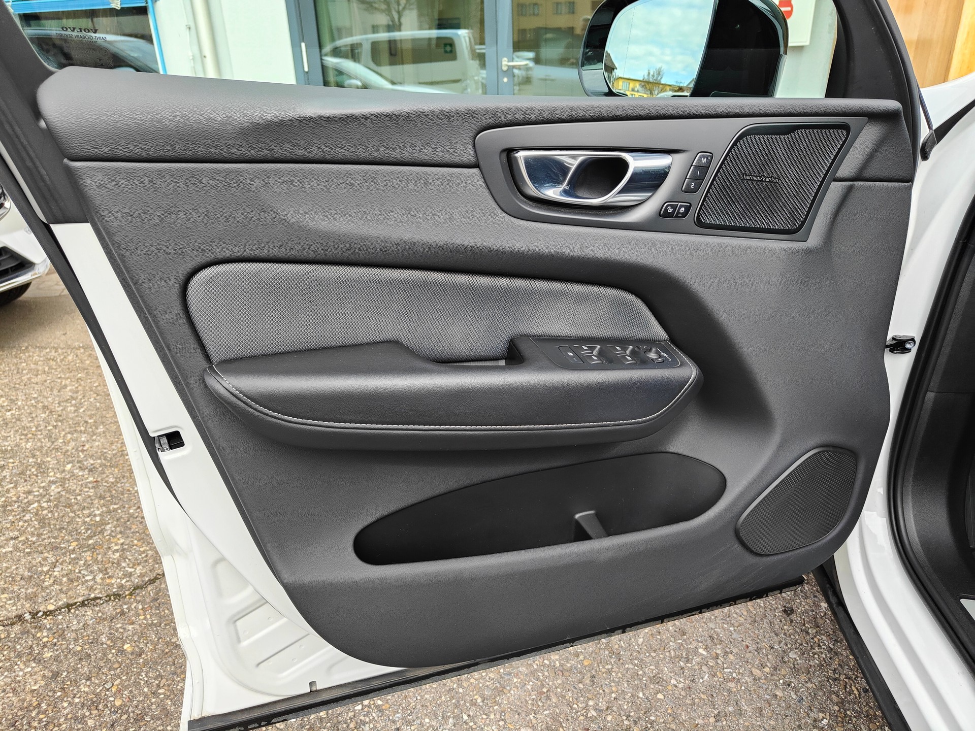 VOLVO XC60 2.0 T6 TE R-Design eAWD-image-6