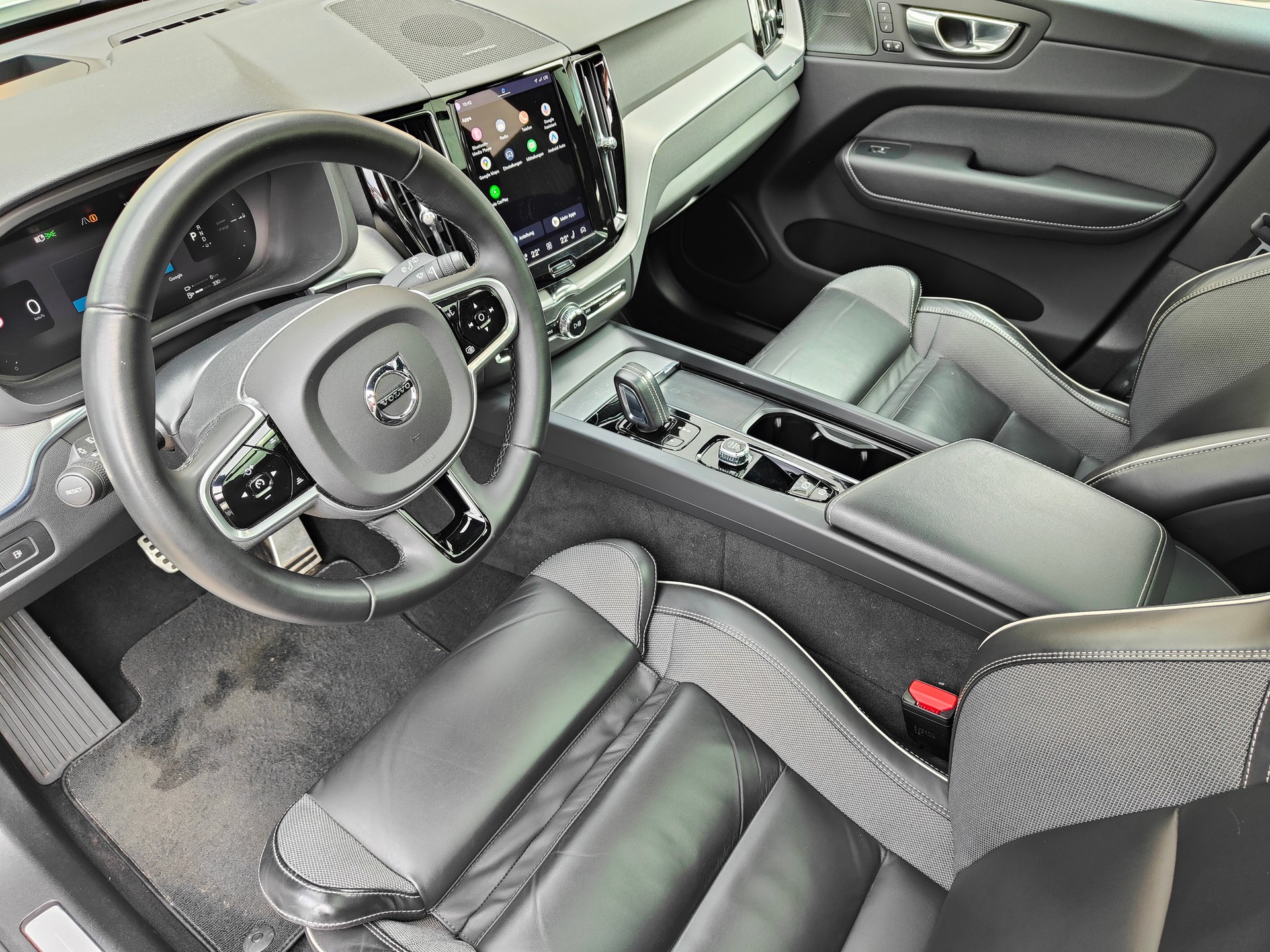 VOLVO XC60 2.0 T6 TE R-Design eAWD-image-8