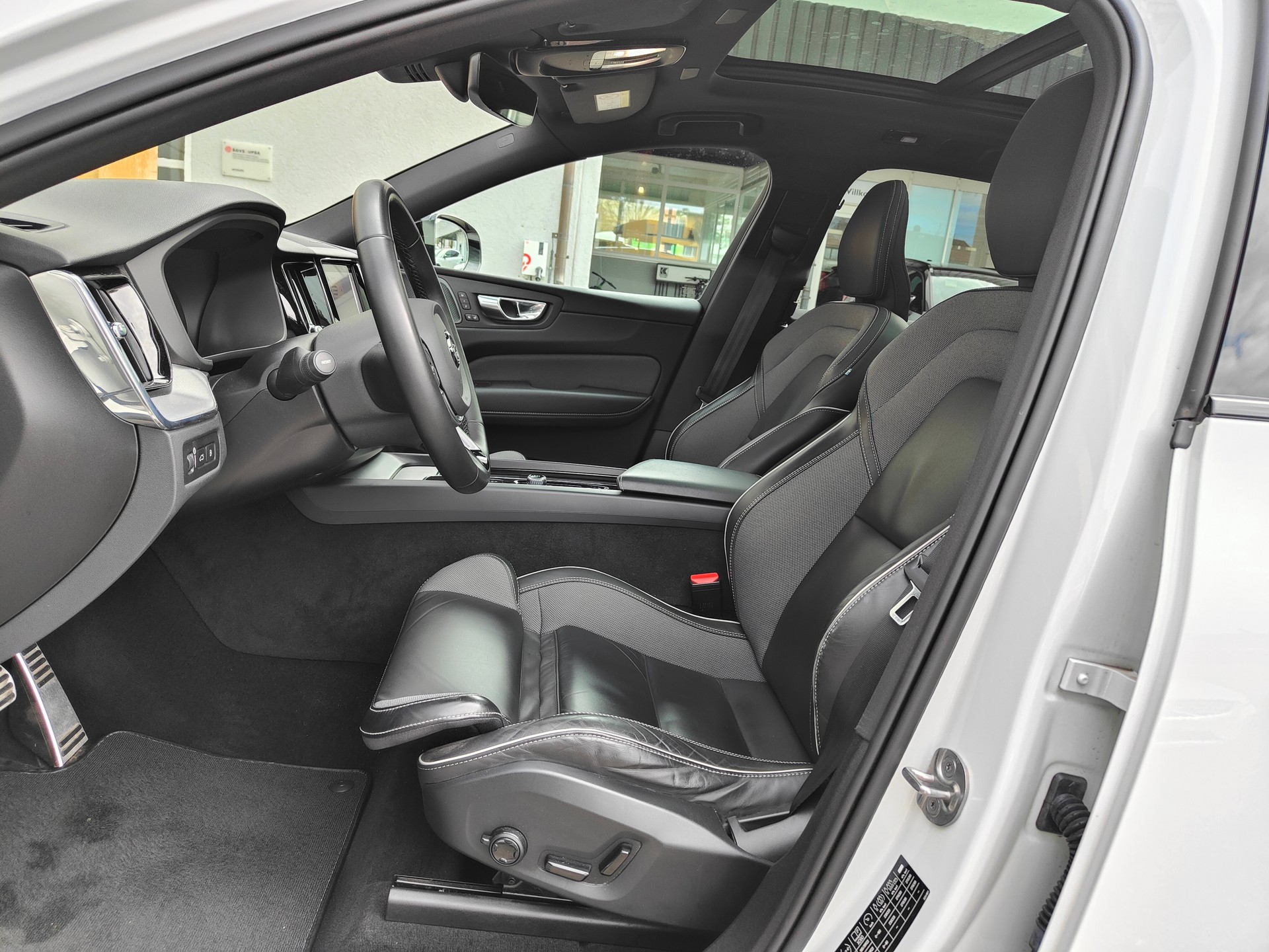 VOLVO XC60 2.0 T6 TE R-Design eAWD-image-7