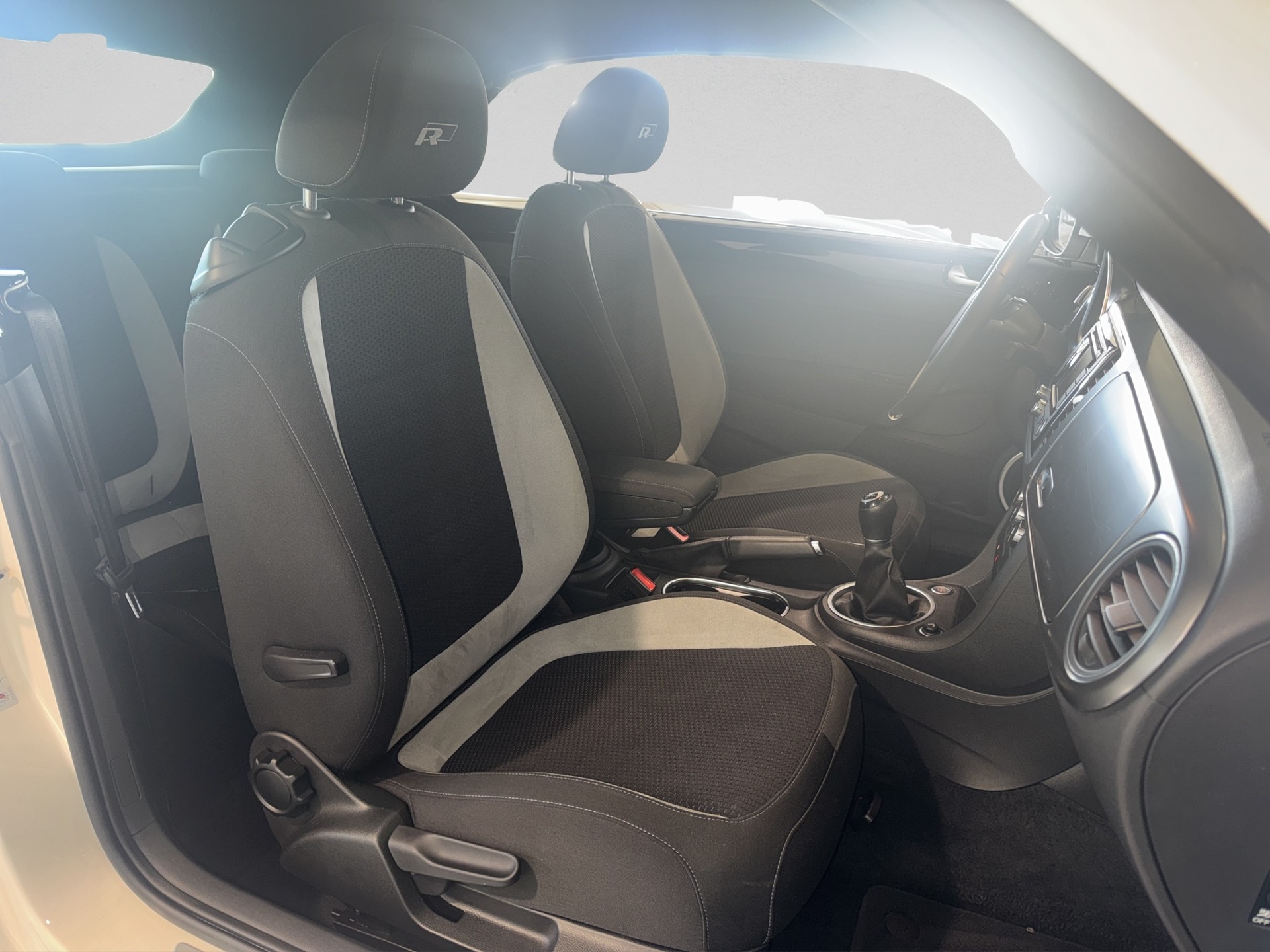 VW Beetle Cabrio 2.0 TSI Sport-image-15