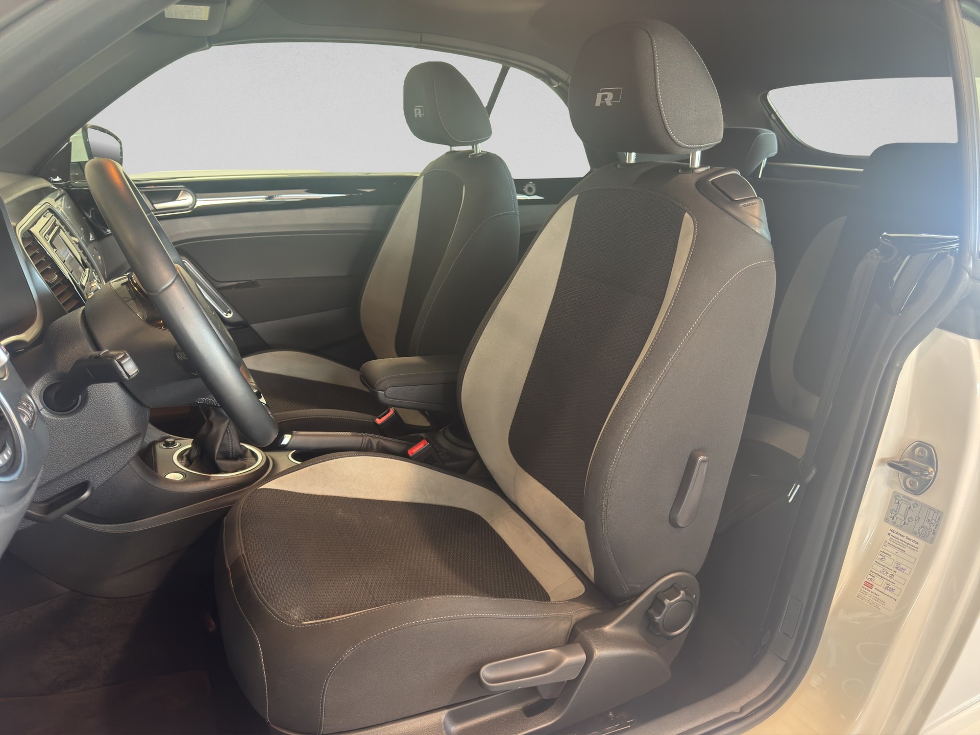 VW Beetle Cabrio 2.0 TSI Sport-image-8