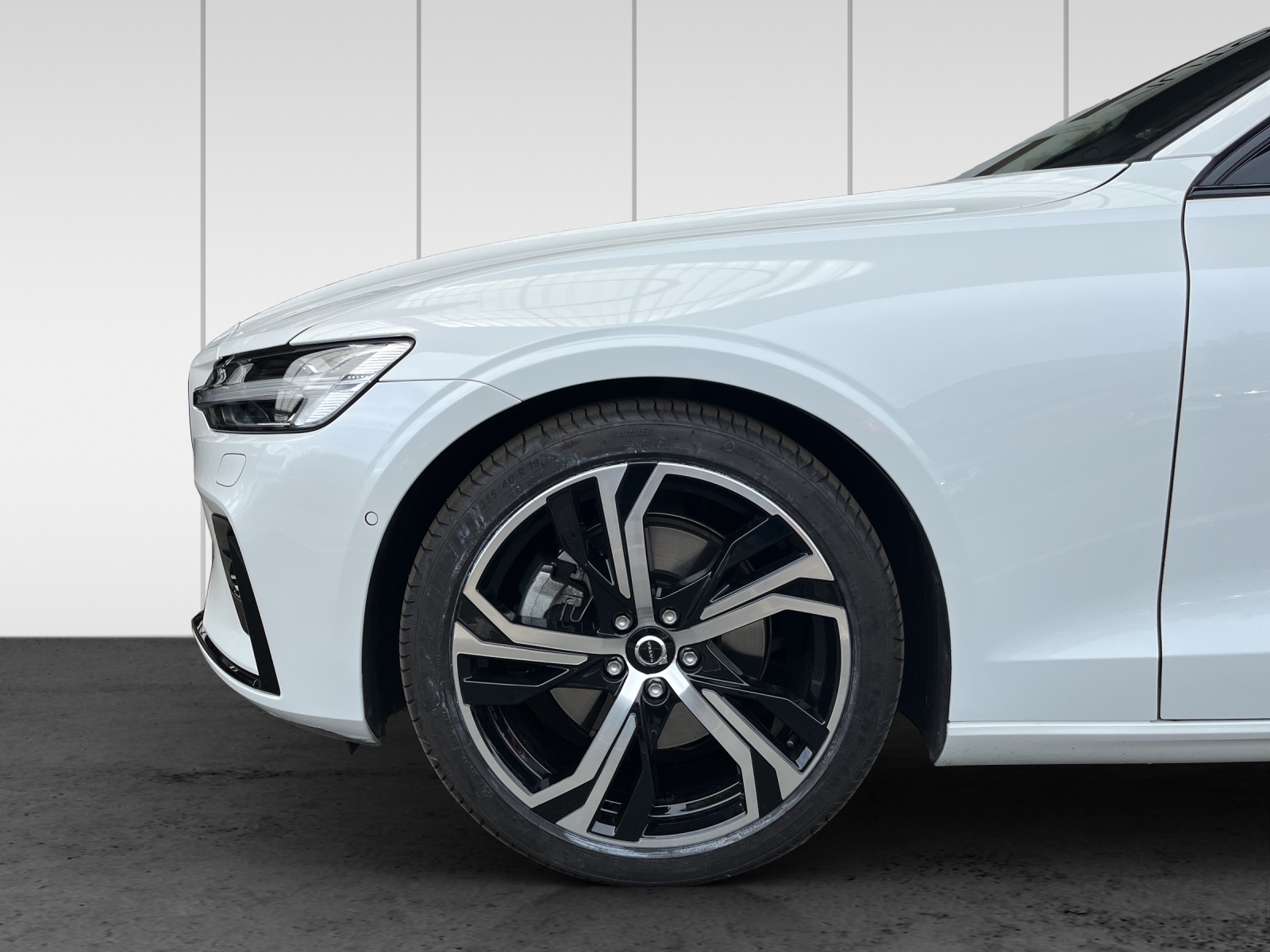 VOLVO V60 B4 Benzin Mild Hybrid Ultimate Dark DCT-image-13