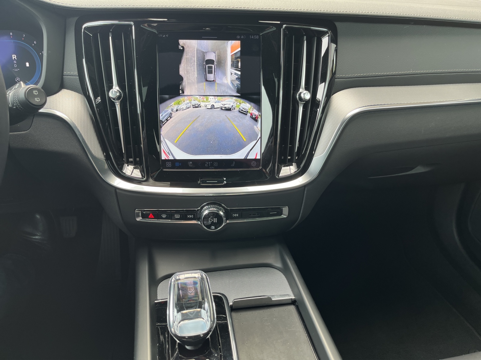 VOLVO V60 B4 Benzin Mild Hybrid Ultimate Dark DCT-image-11