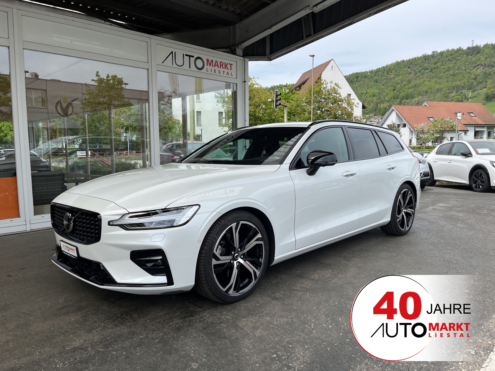 VOLVO V60 B4 Benzin Mild Hybrid Ultimate Dark DCT-image-0