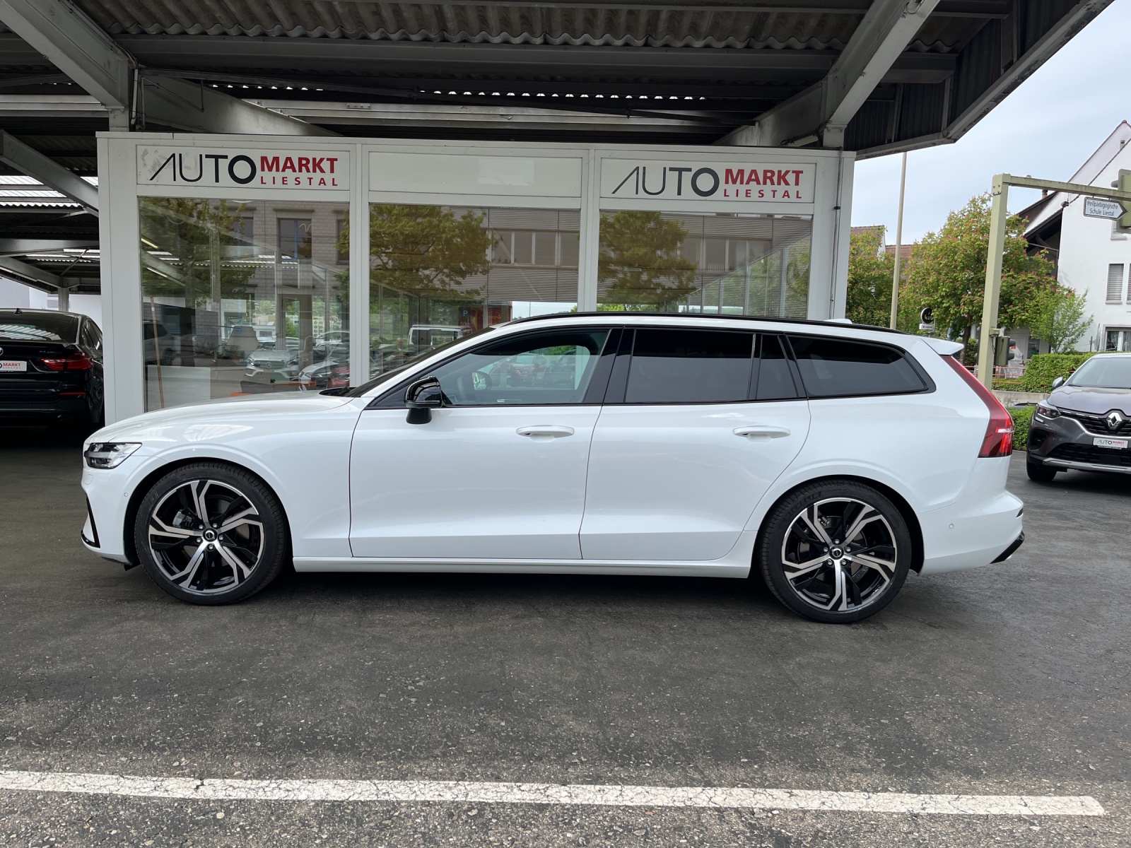 VOLVO V60 B4 Benzin Mild Hybrid Ultimate Dark DCT-image-1