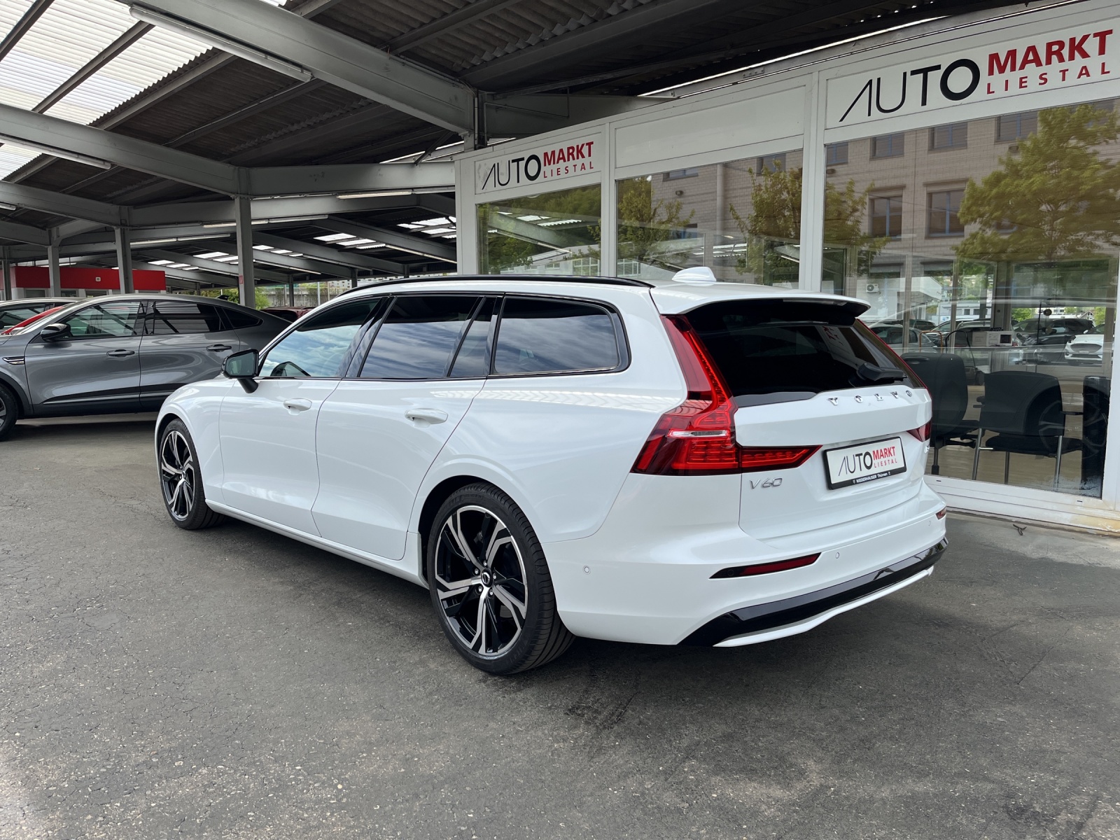 VOLVO V60 B4 Benzin Mild Hybrid Ultimate Dark DCT-image-2
