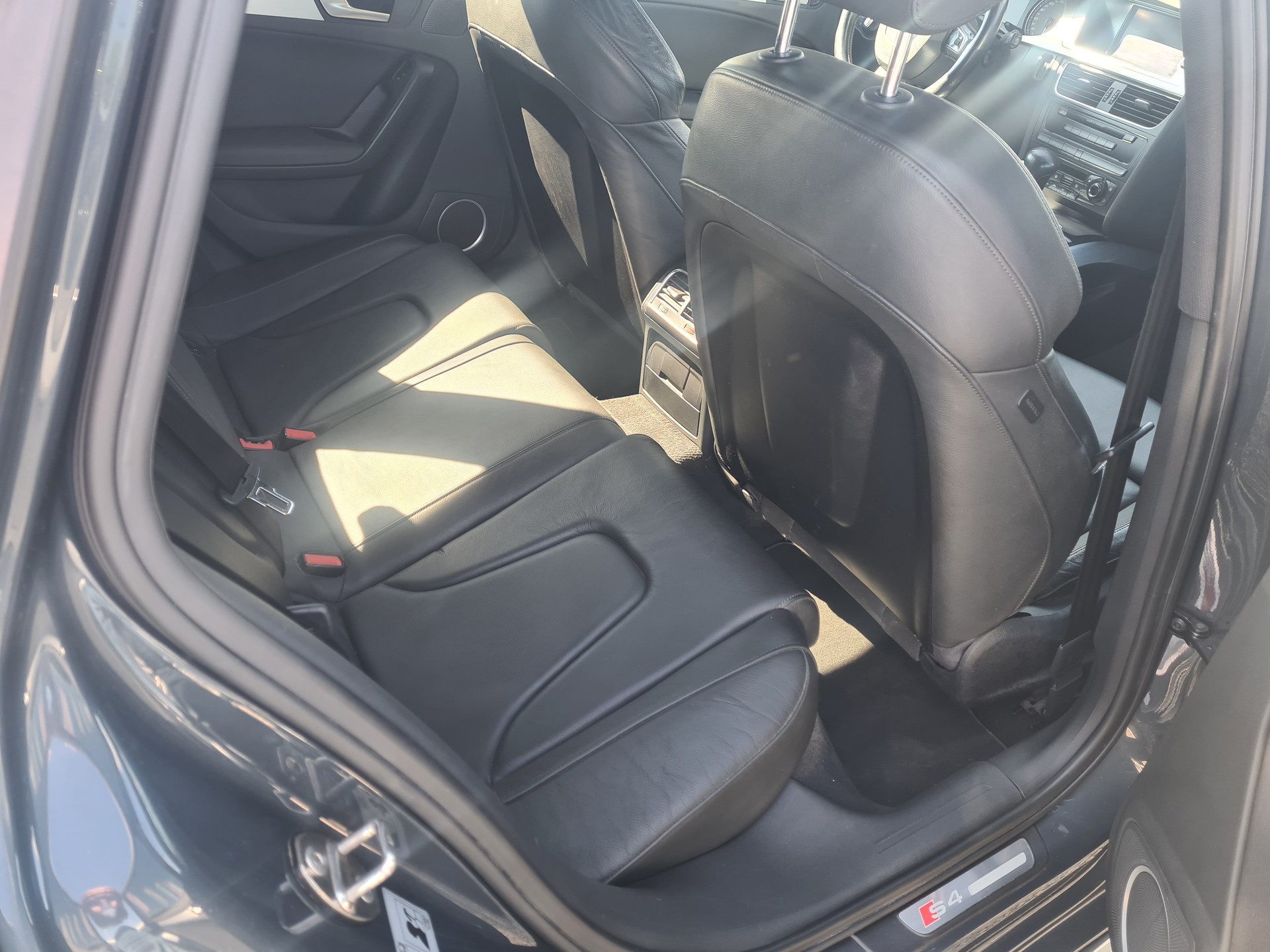 AUDI S4 Avant 3.0 TFSI quattro S-tronic-image-9