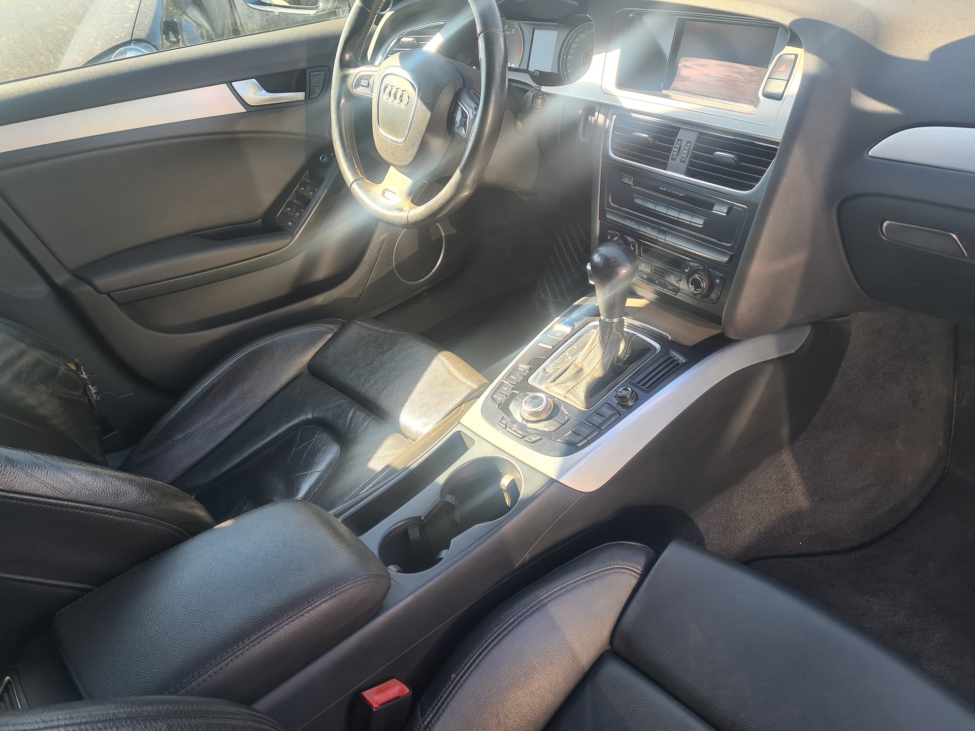 AUDI S4 Avant 3.0 TFSI quattro S-tronic-image-8