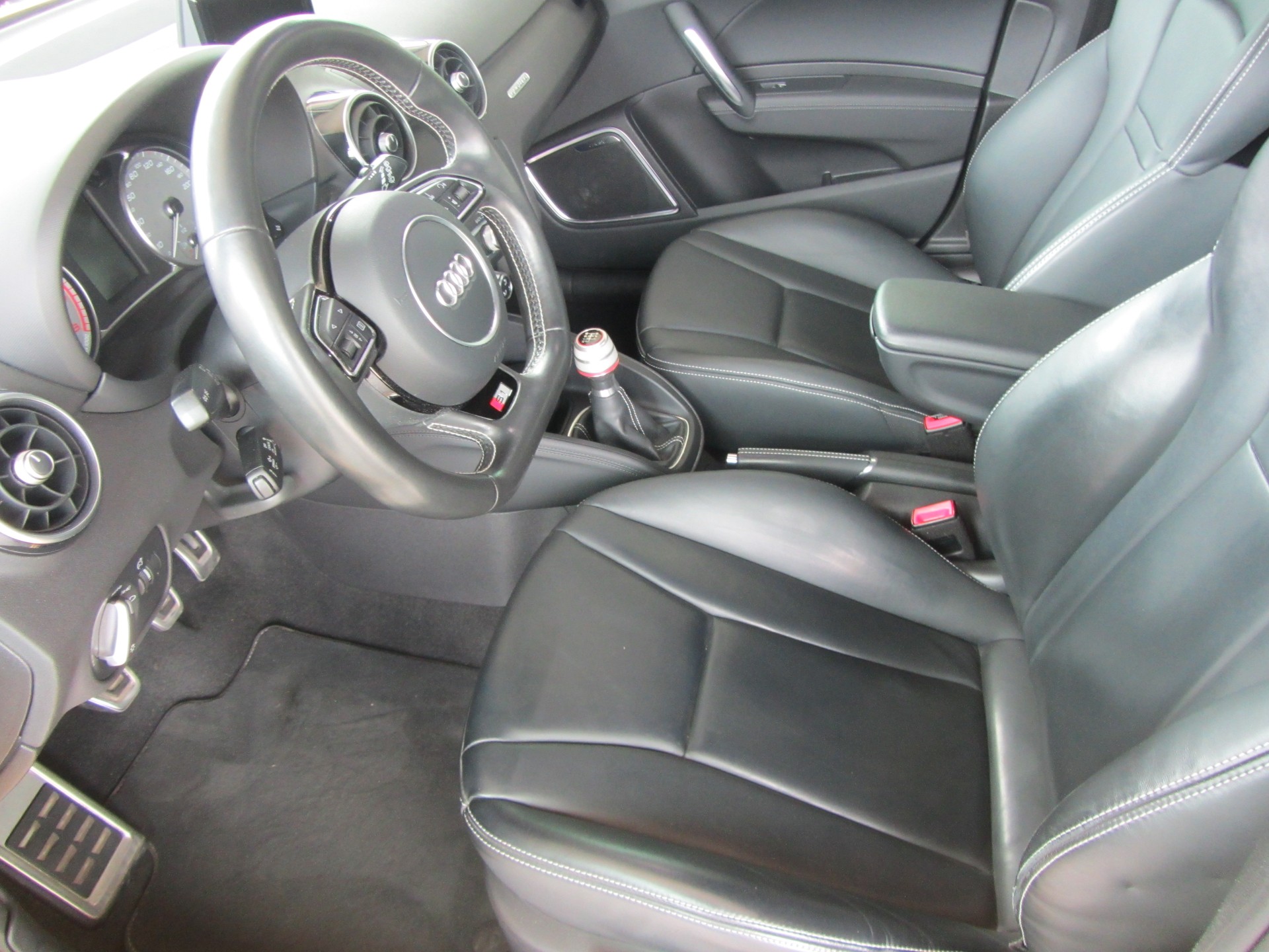 AUDI S1 Sportback 2.0 TFSI Sport quattro-image-4