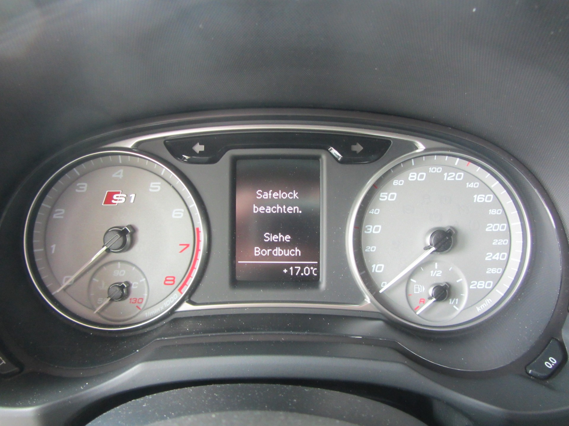 AUDI S1 Sportback 2.0 TFSI Sport quattro-image-11
